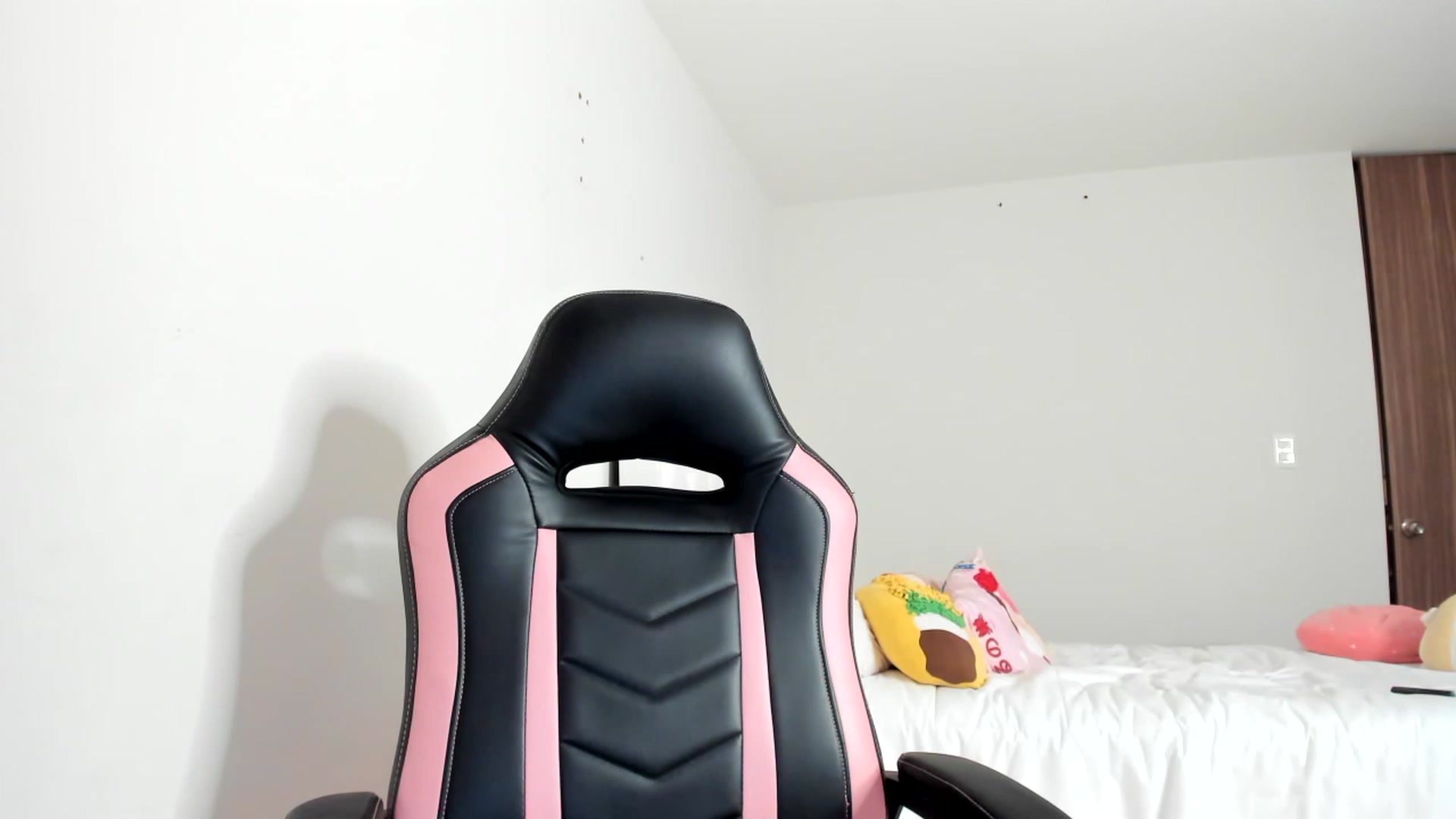 Gallery image thumbnail from Cherrycute666's myfreecams stream on, 03/08/2023, 08:09 image 13 of 20