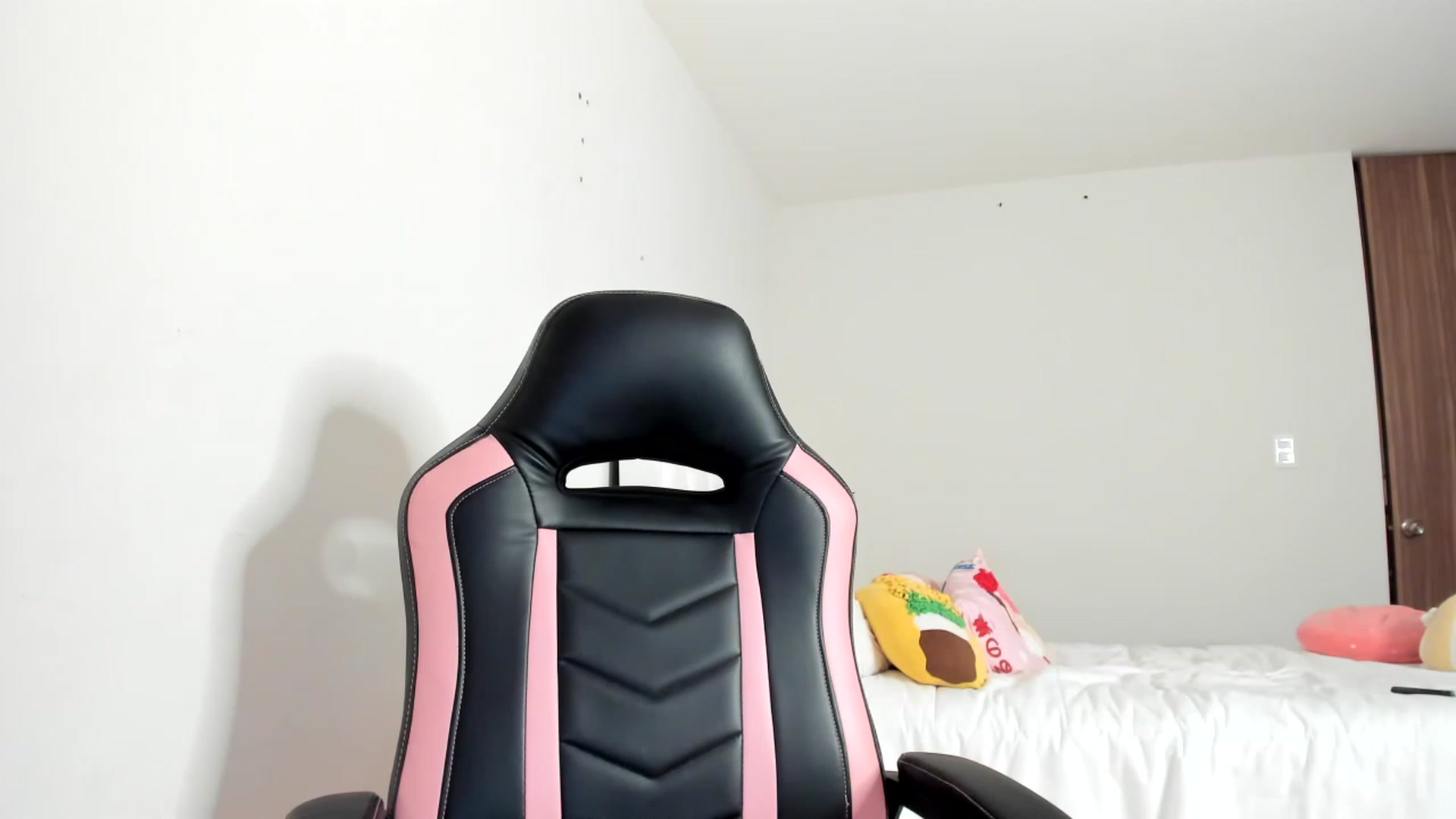 Gallery image thumbnail from Cherrycute666's myfreecams stream on, 03/08/2023, 08:09 image 14 of 20