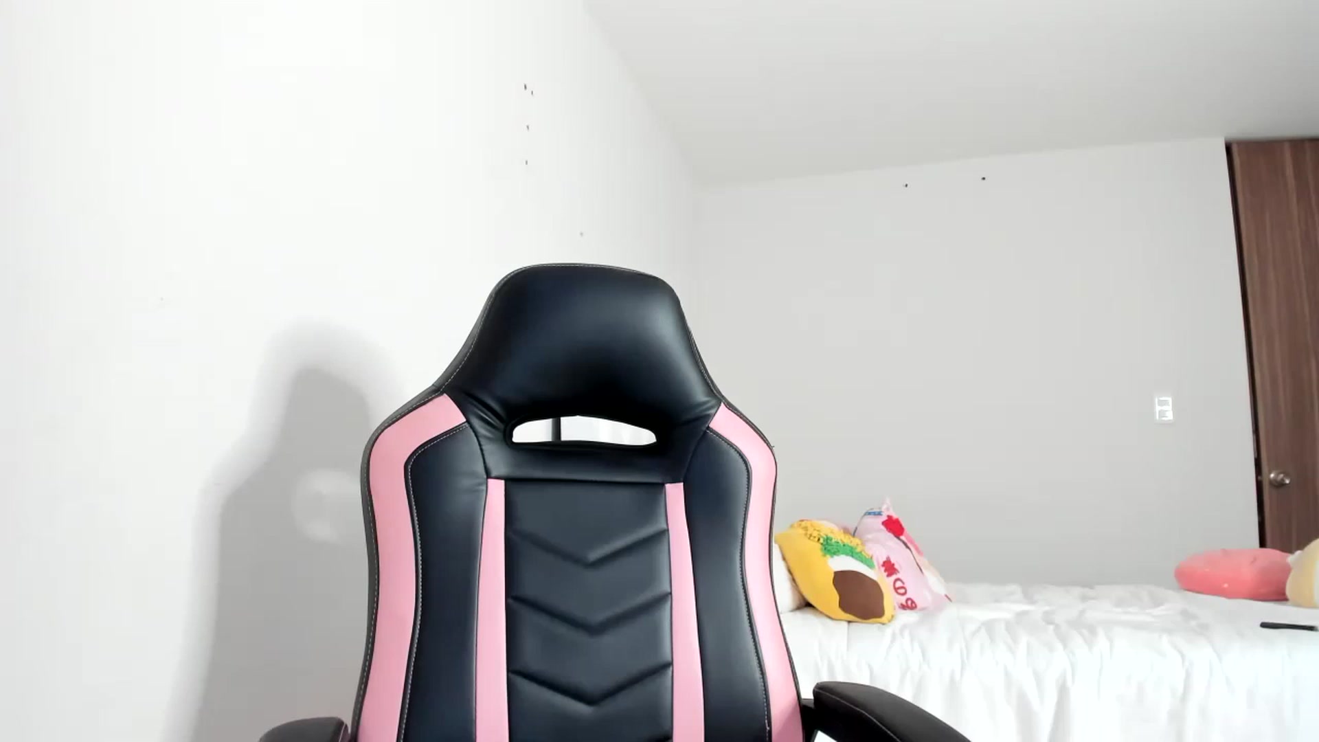 Gallery image thumbnail from Cherrycute666's myfreecams stream on, 03/08/2023, 08:09 image 17 of 20