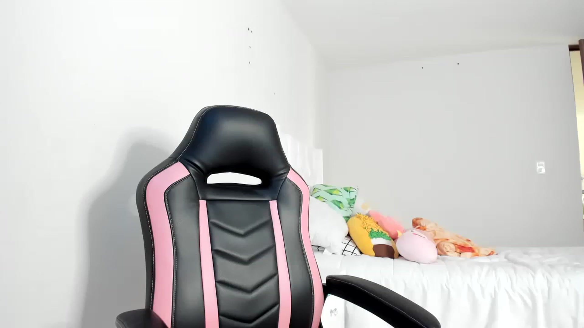 Gallery image thumbnail from Cherrycute666's myfreecams stream on, 03/09/2023, 24:01 image 18 of 20