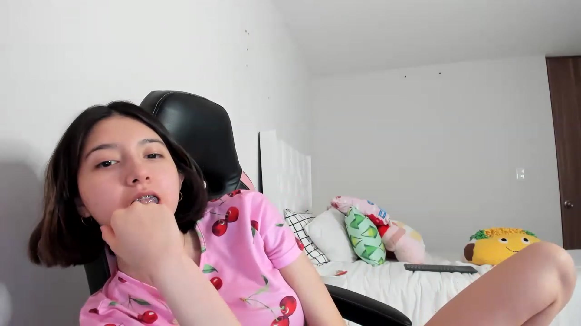 Gallery image thumbnail from Cherrycute666's myfreecams stream on, 03/10/2023, 12:27 image 20 of 20