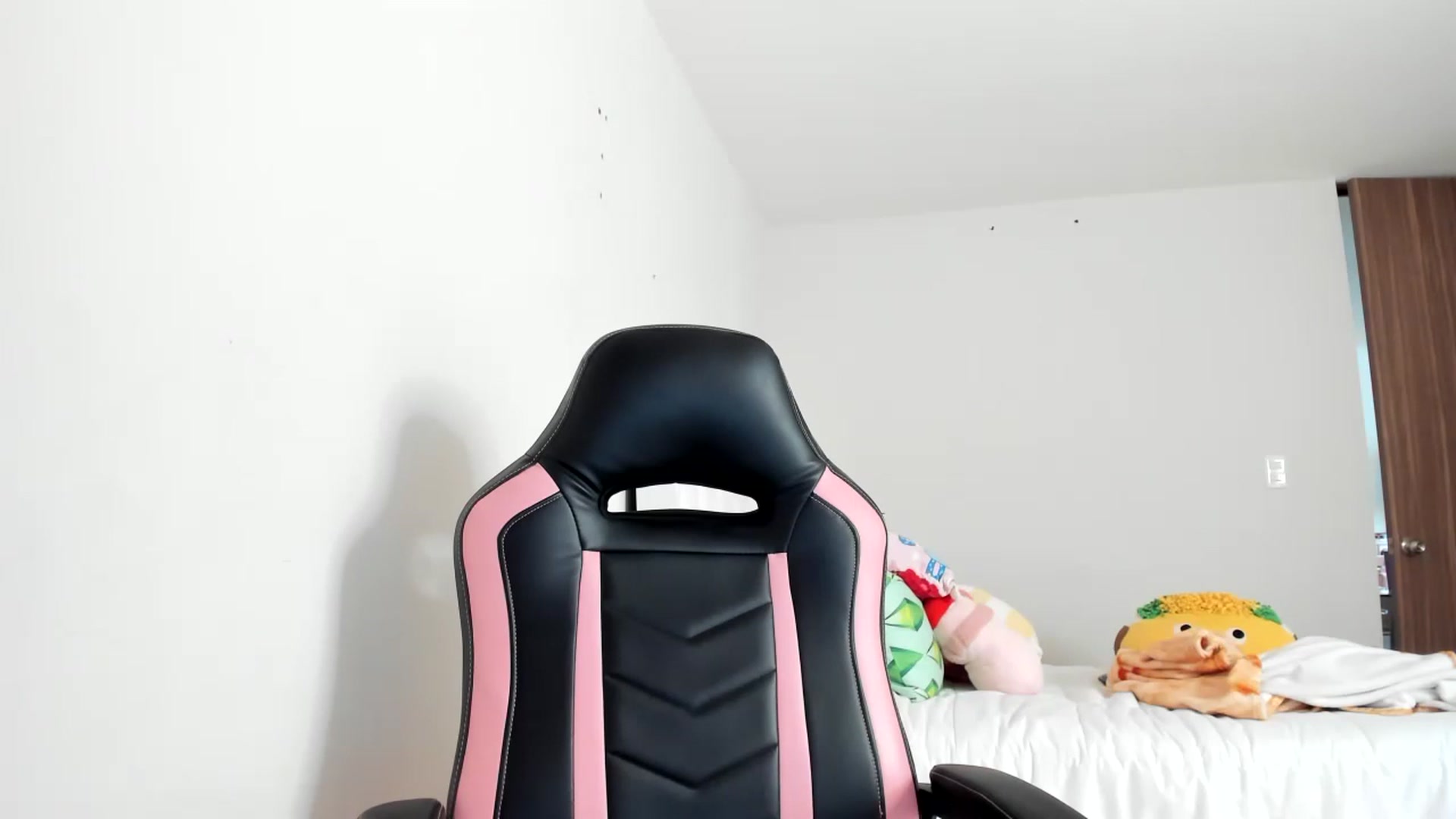 Gallery image thumbnail from Cherrycute666's myfreecams stream on, 03/10/2023, 17:54 image 16 of 20