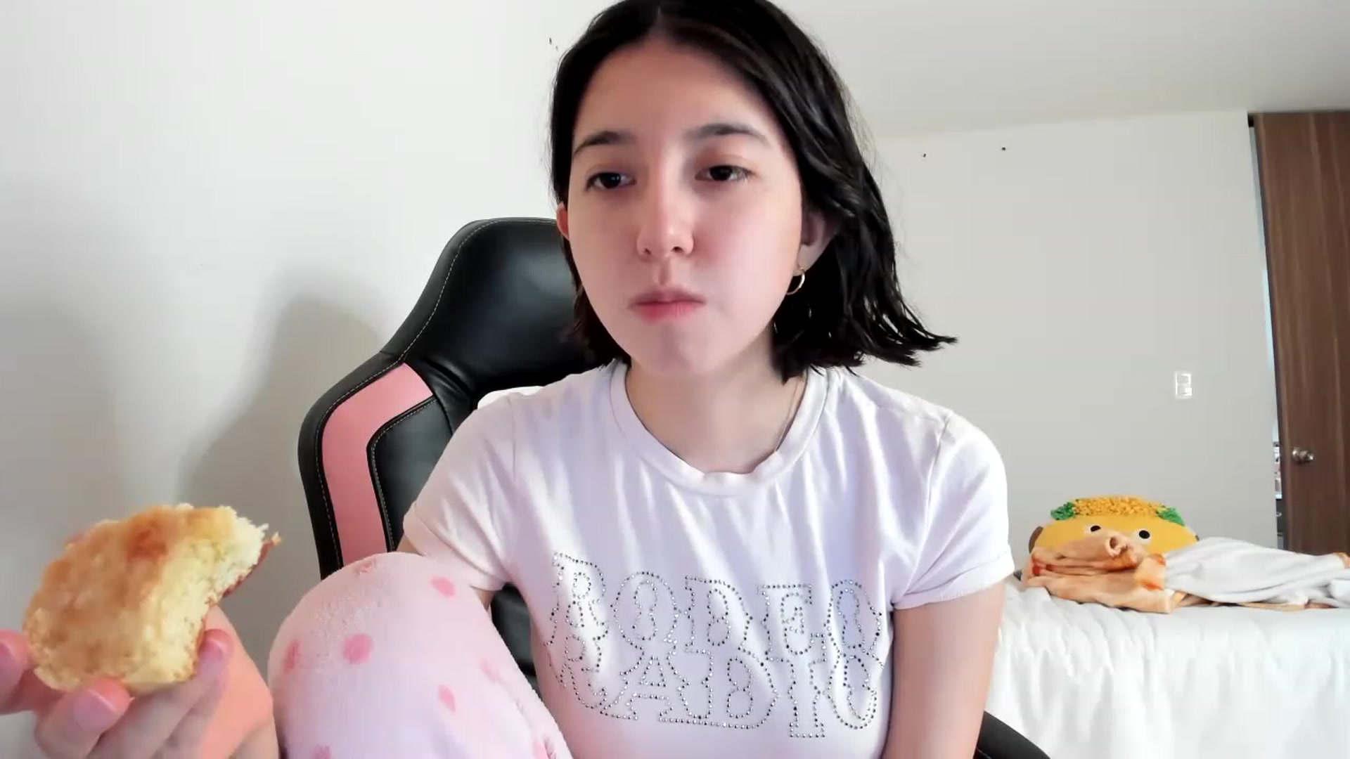 Gallery image thumbnail from Cherrycute666's myfreecams stream on, 03/10/2023, 17:54 image 14 of 20