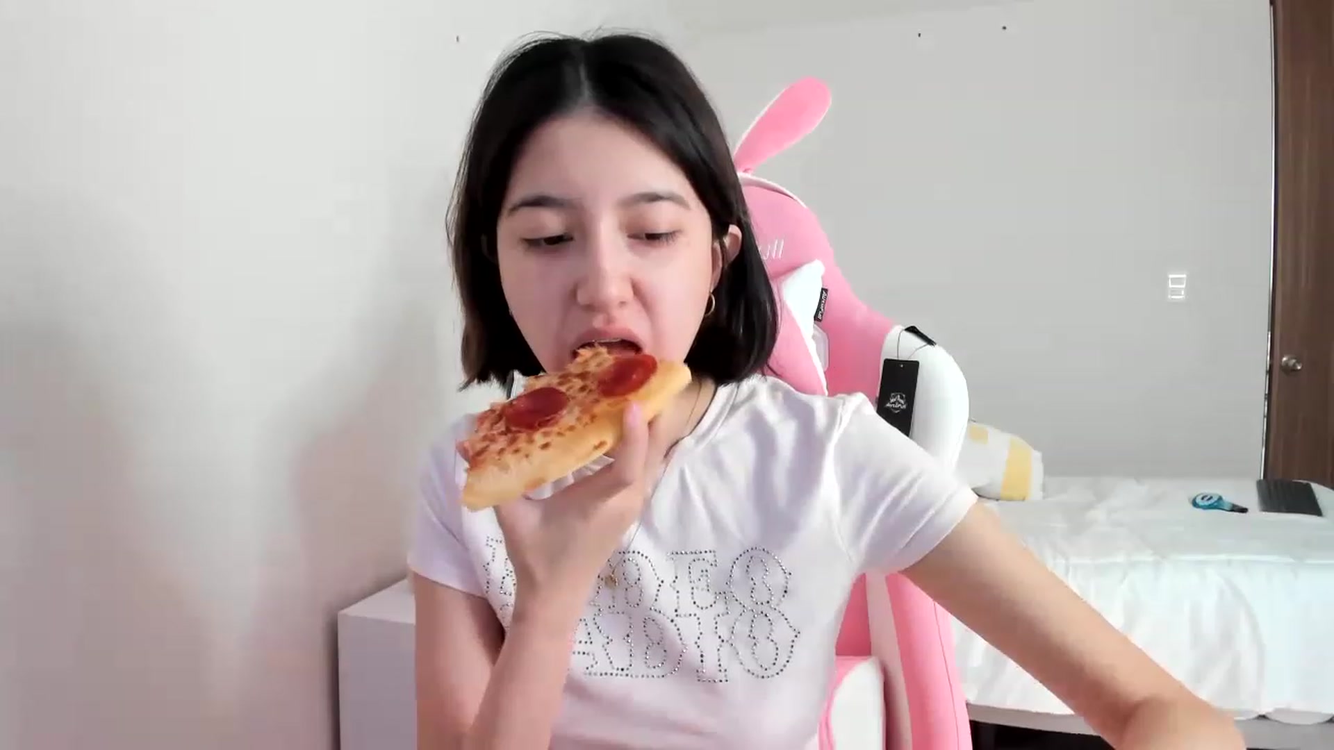 Gallery image thumbnail from Cherrycute666's myfreecams stream on, 03/11/2023, 21:38 image 13 of 20