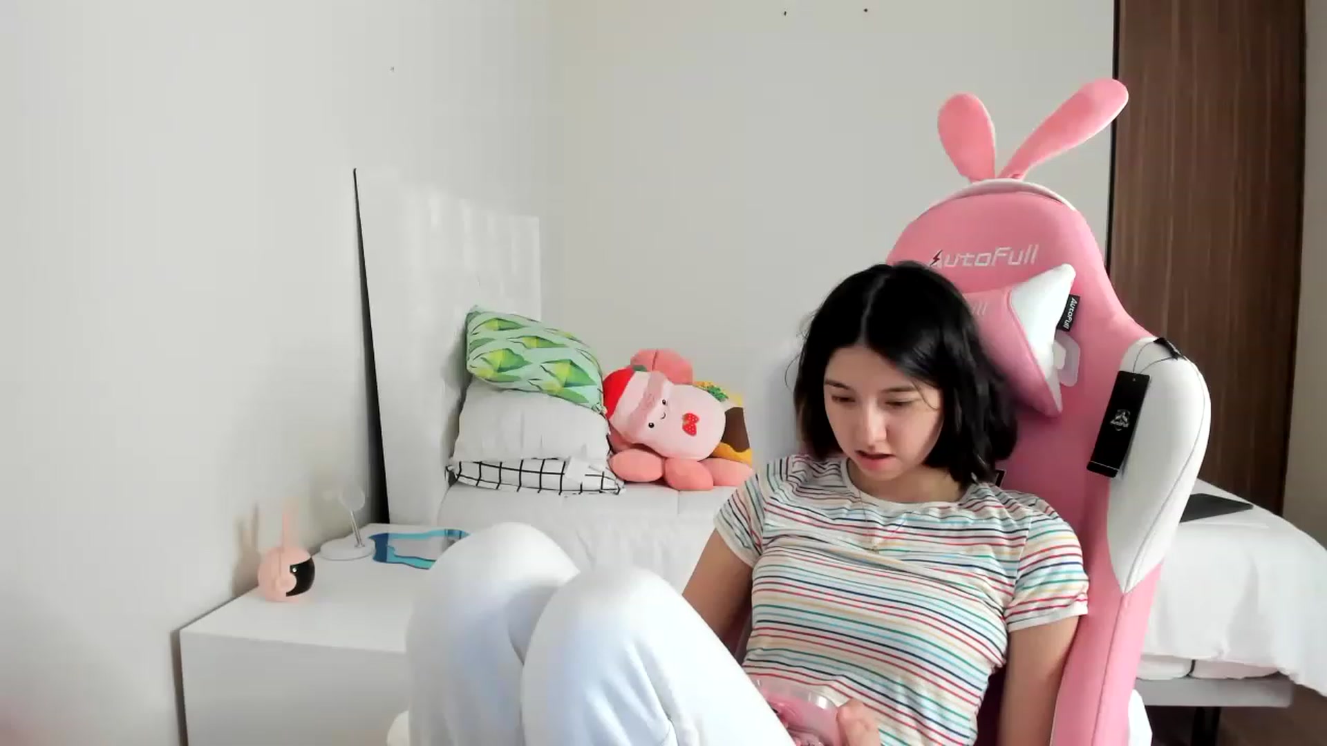 Gallery image thumbnail from Cherrycute666's myfreecams stream on, 03/12/2023, 15:58 image 4 of 20