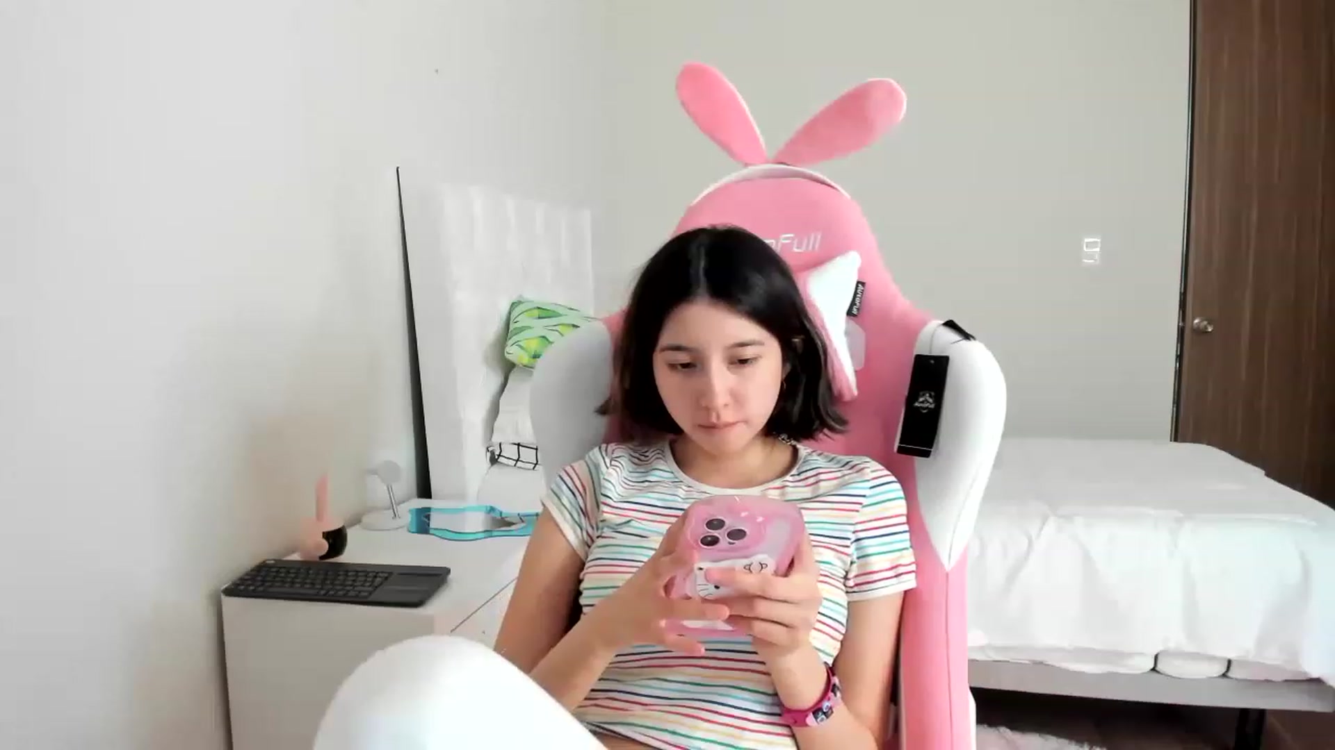 Gallery image thumbnail from Cherrycute666's myfreecams stream on, 03/12/2023, 18:34 image 16 of 20