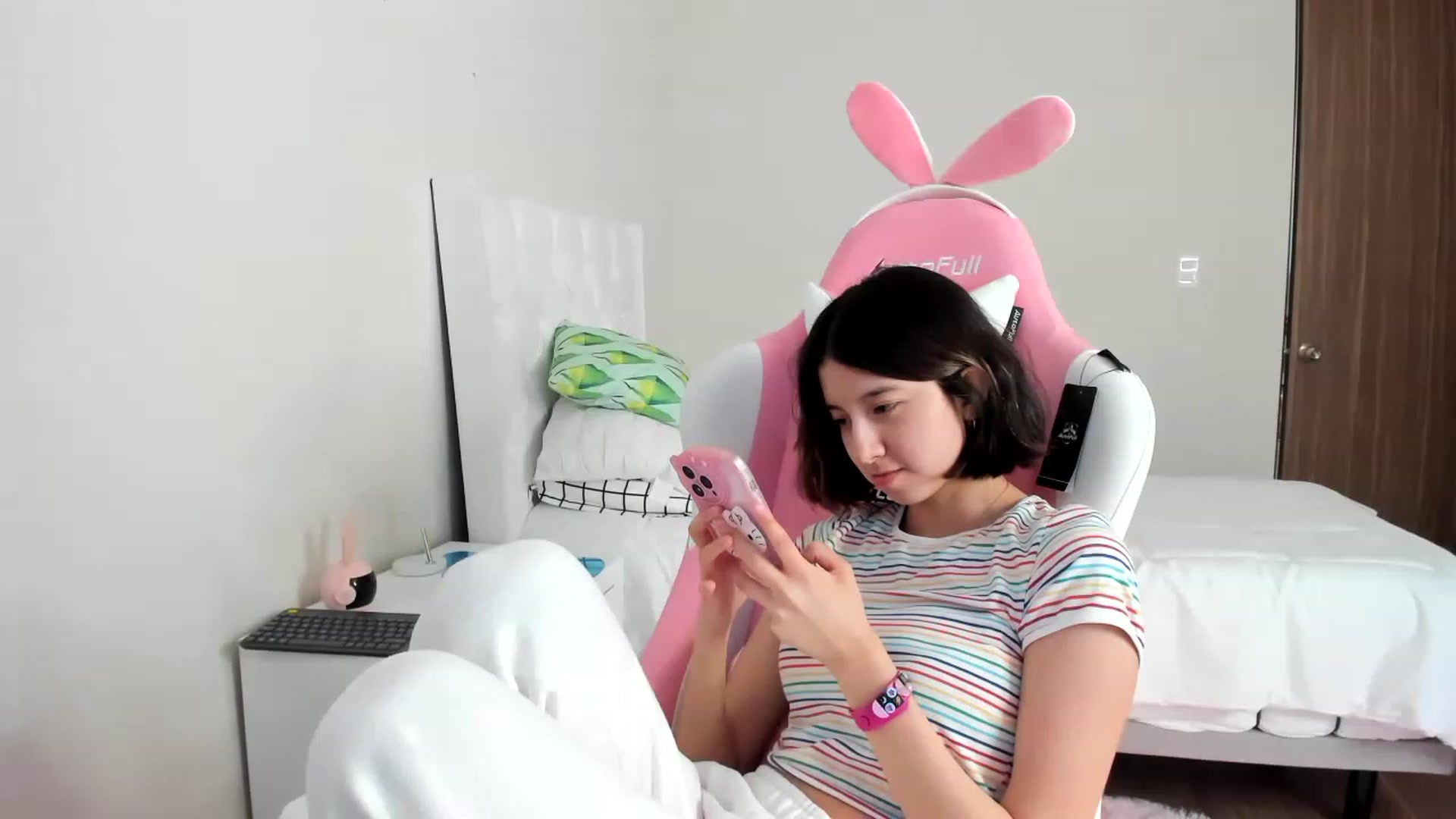 Gallery image thumbnail from Cherrycute666's myfreecams stream on, 03/12/2023, 18:34 image 13 of 20