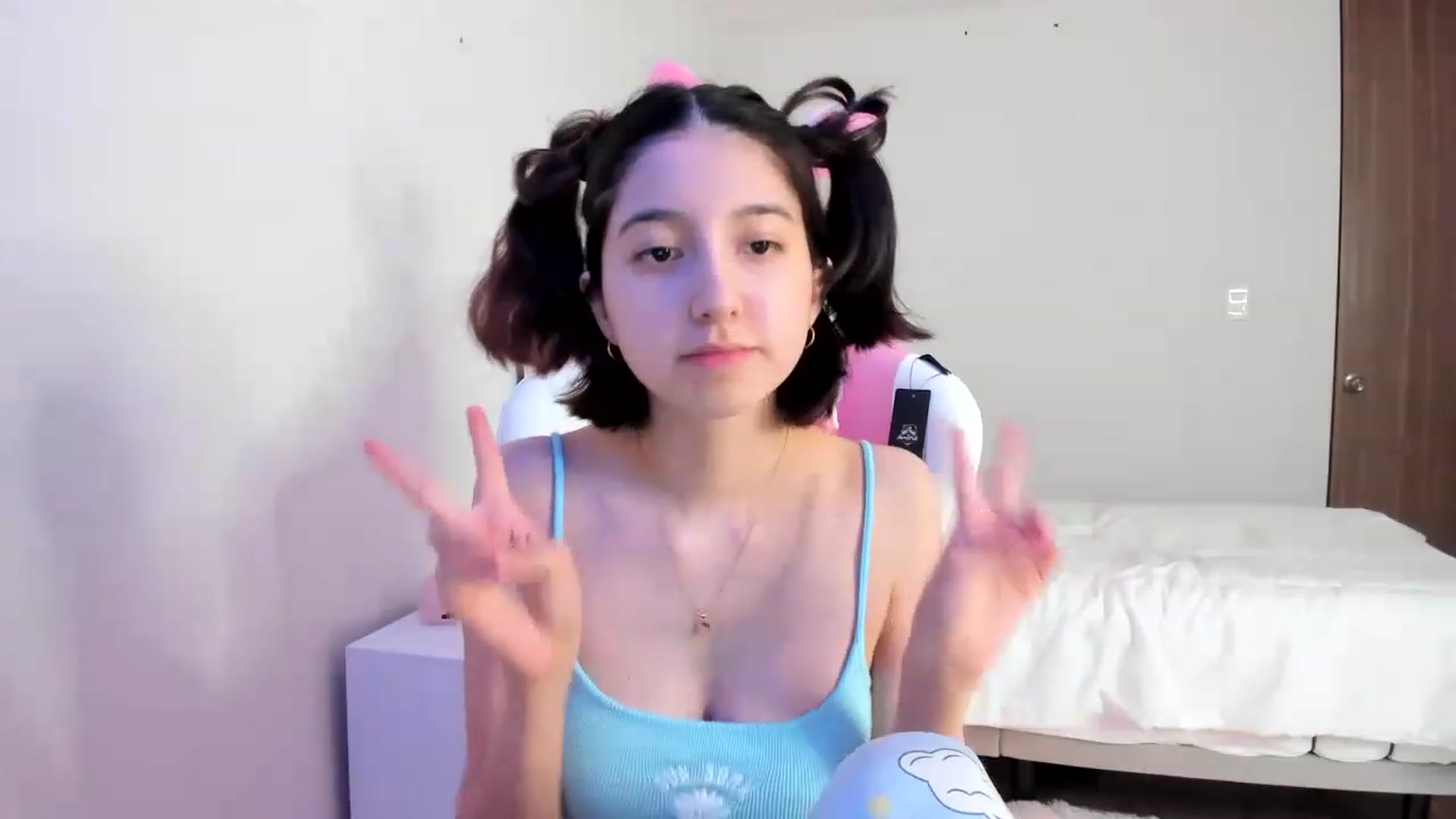 Gallery image thumbnail from Cherrycute666's myfreecams stream on, 03/13/2023, 23:17 image 15 of 20