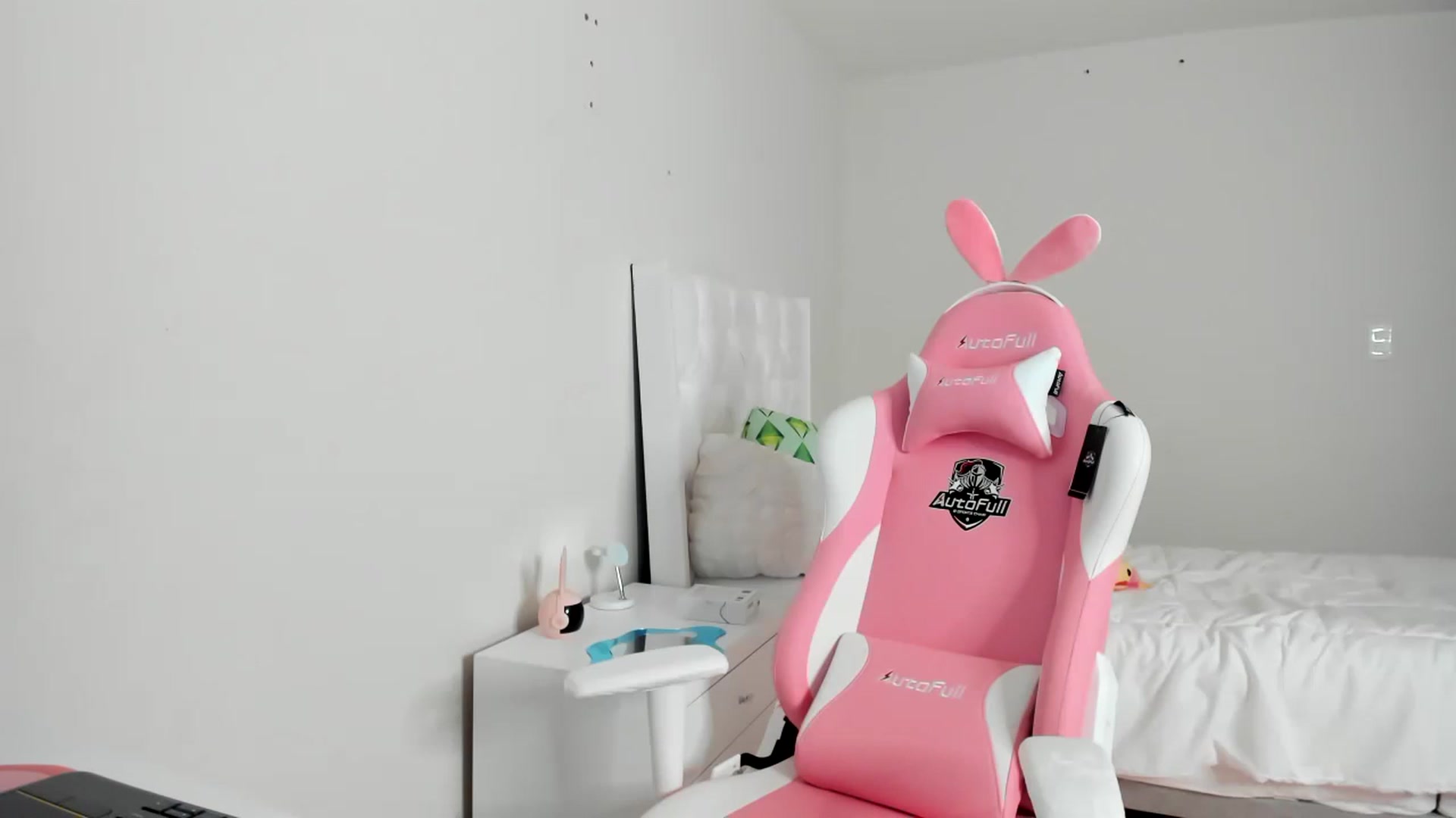 Gallery image thumbnail from Cherrycute666's myfreecams stream on, 03/14/2023, 01:27 image 18 of 20