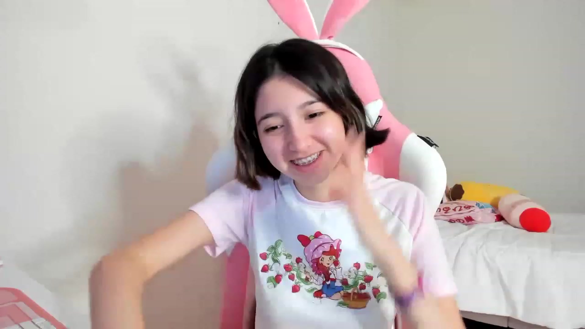 Gallery image thumbnail from Cherrycute666's myfreecams stream on, 03/16/2023, 24:05 image 16 of 20