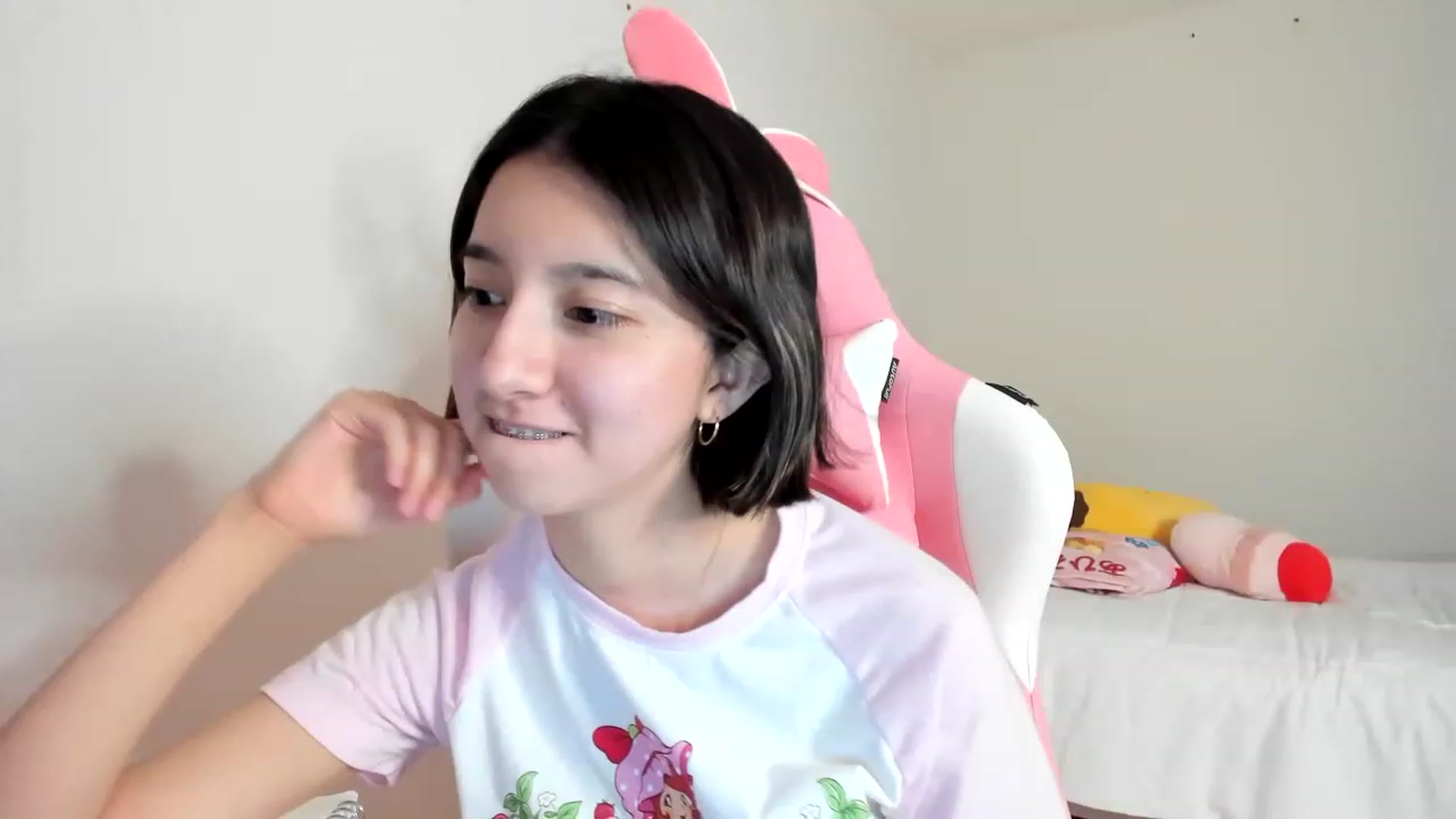 Gallery image thumbnail from Cherrycute666's myfreecams stream on, 03/16/2023, 10:54 image 17 of 20