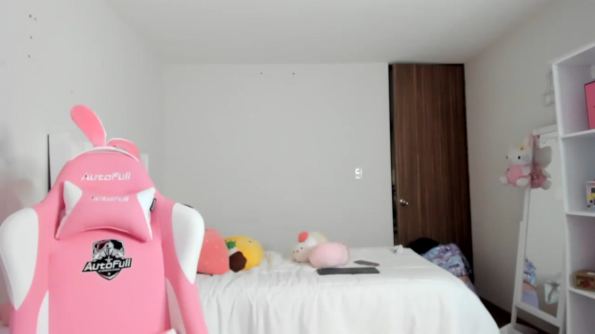 Gallery image thumbnail from Cherrycute666's myfreecams stream on, 03/17/2023, 05:29 image 10 of 20