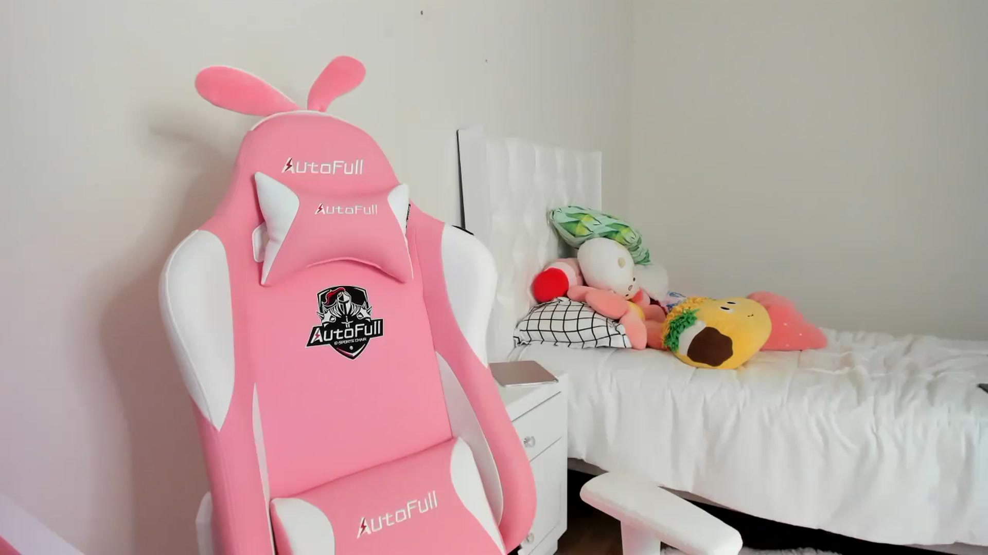 Gallery image thumbnail from Cherrycute666's myfreecams stream on, 03/18/2023, 20:37 image 14 of 20
