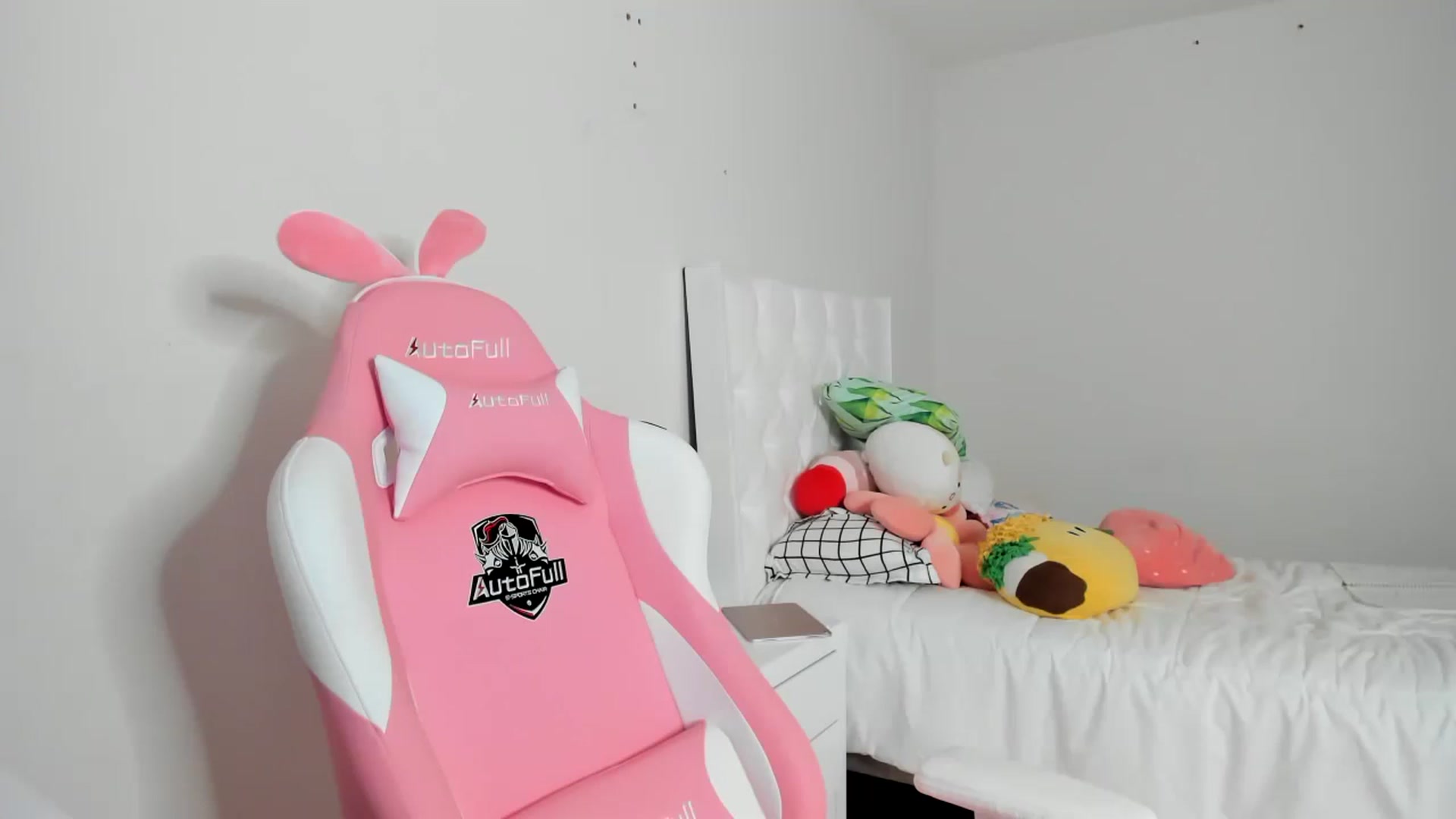 Gallery image thumbnail from Cherrycute666's myfreecams stream on, 03/19/2023, 24:35 image 19 of 20
