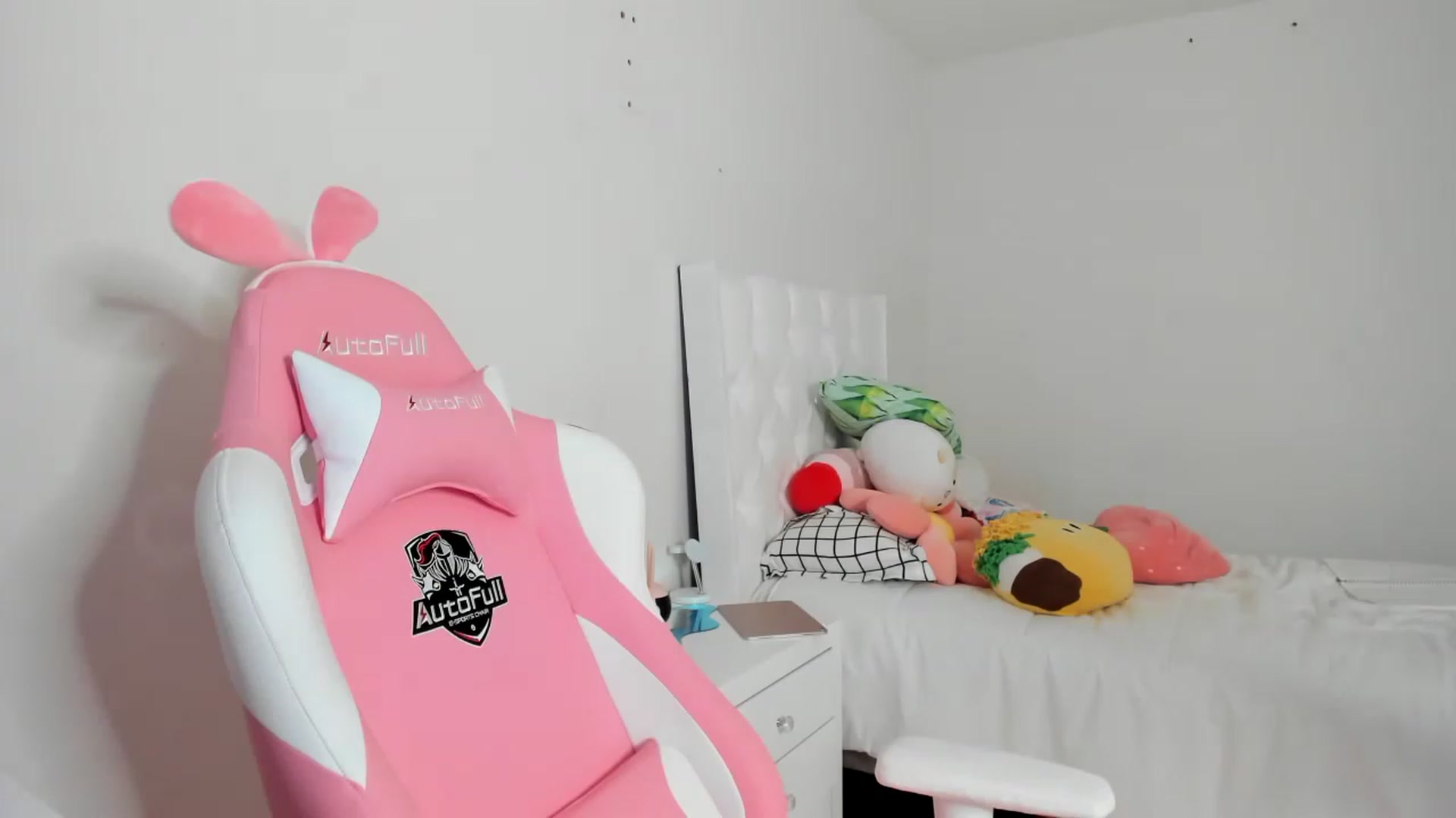 Gallery image thumbnail from Cherrycute666's myfreecams stream on, 03/19/2023, 24:35 image 11 of 20