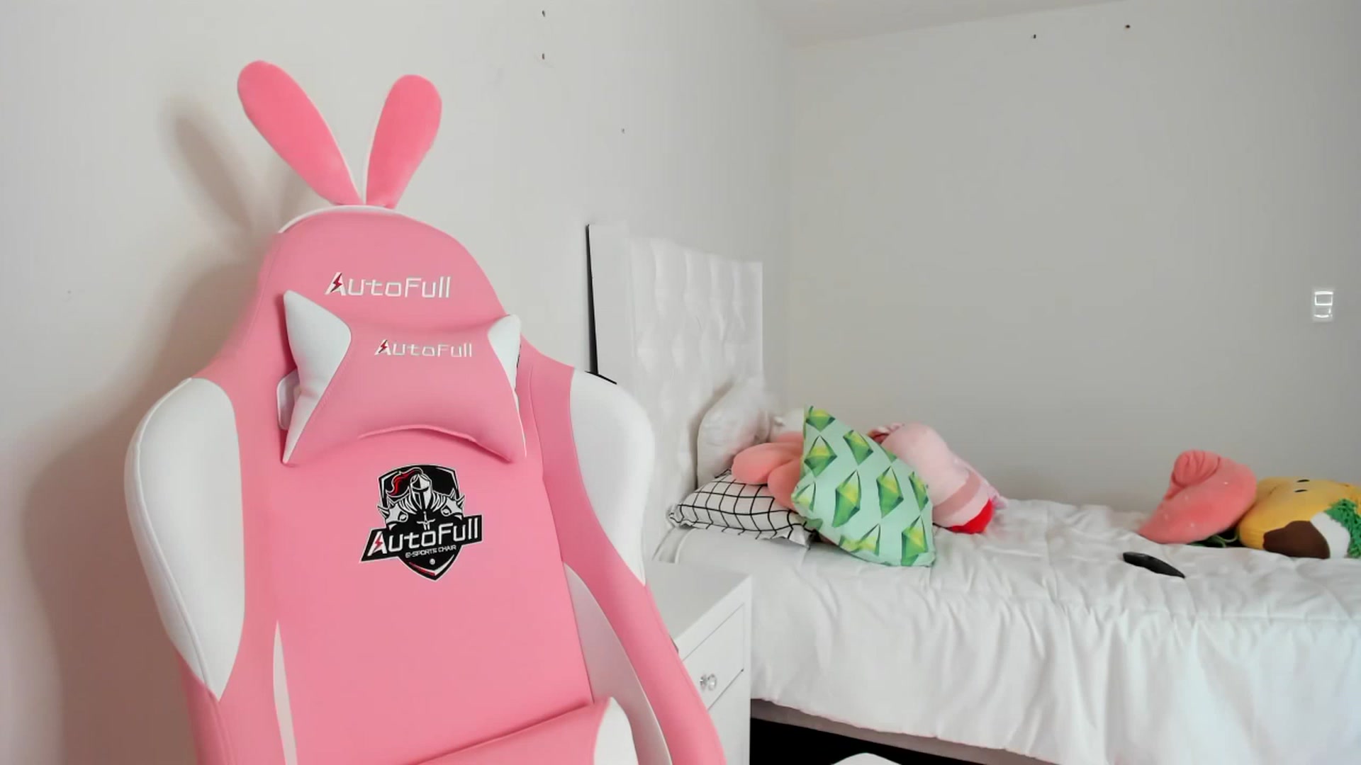 Gallery image thumbnail from Cherrycute666's myfreecams stream on, 03/19/2023, 15:38 image 16 of 20