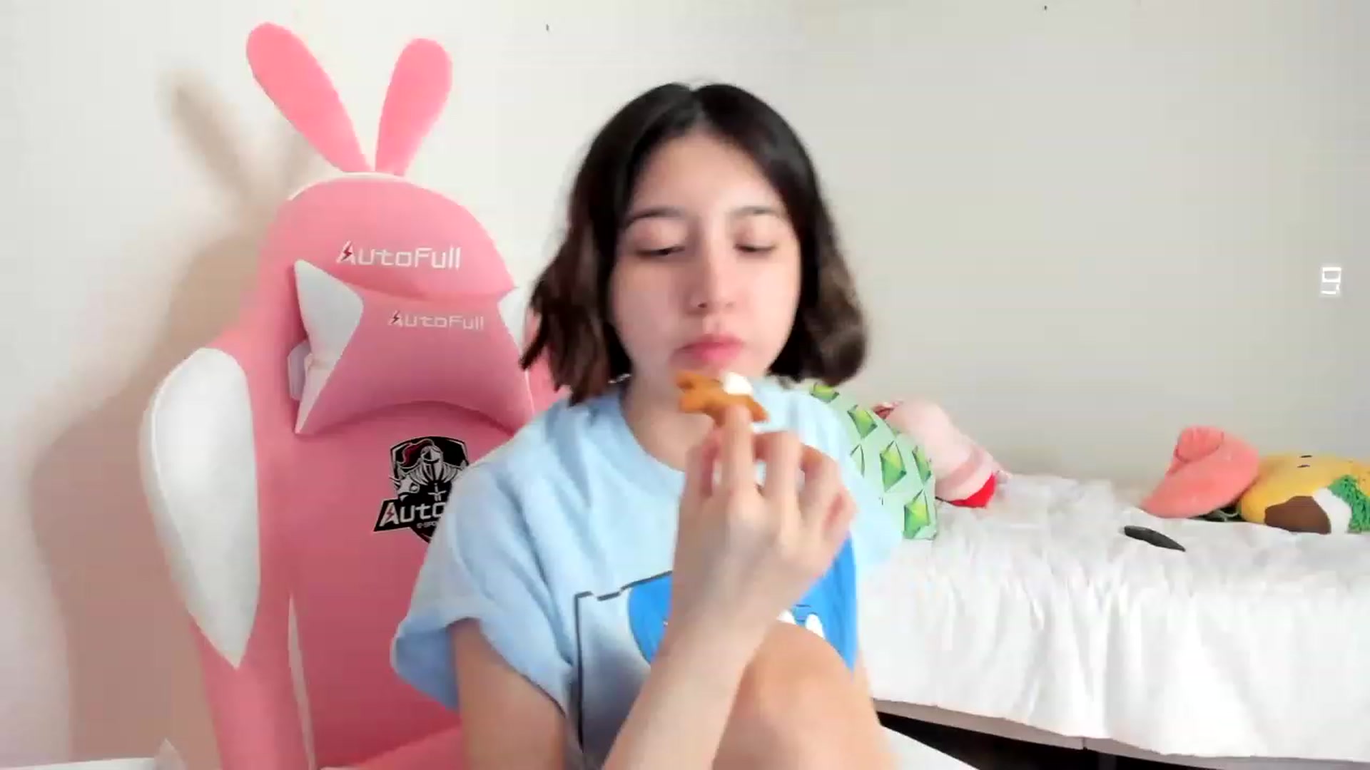 Gallery image thumbnail from Cherrycute666's myfreecams stream on, 03/19/2023, 15:38 image 14 of 20