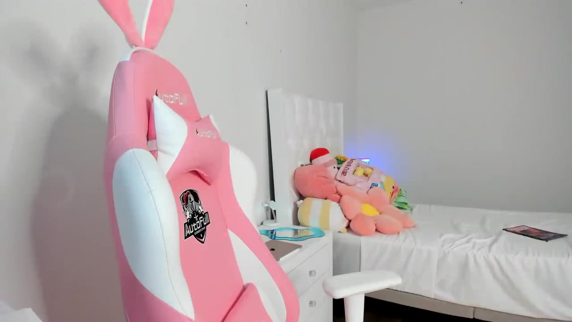 Gallery image thumbnail from Cherrycute666's myfreecams stream on, 03/21/2023, 07:20 image 13 of 20