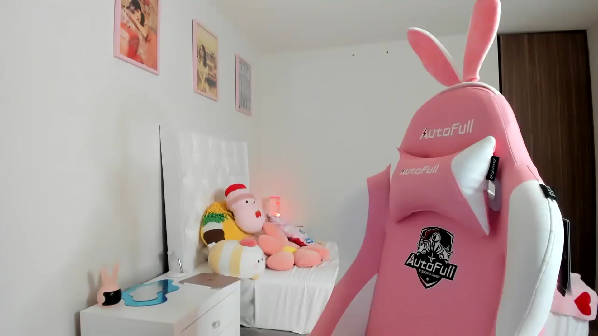 Gallery image thumbnail from Cherrycute666's myfreecams stream on, 03/22/2023, 08:05 image 17 of 20