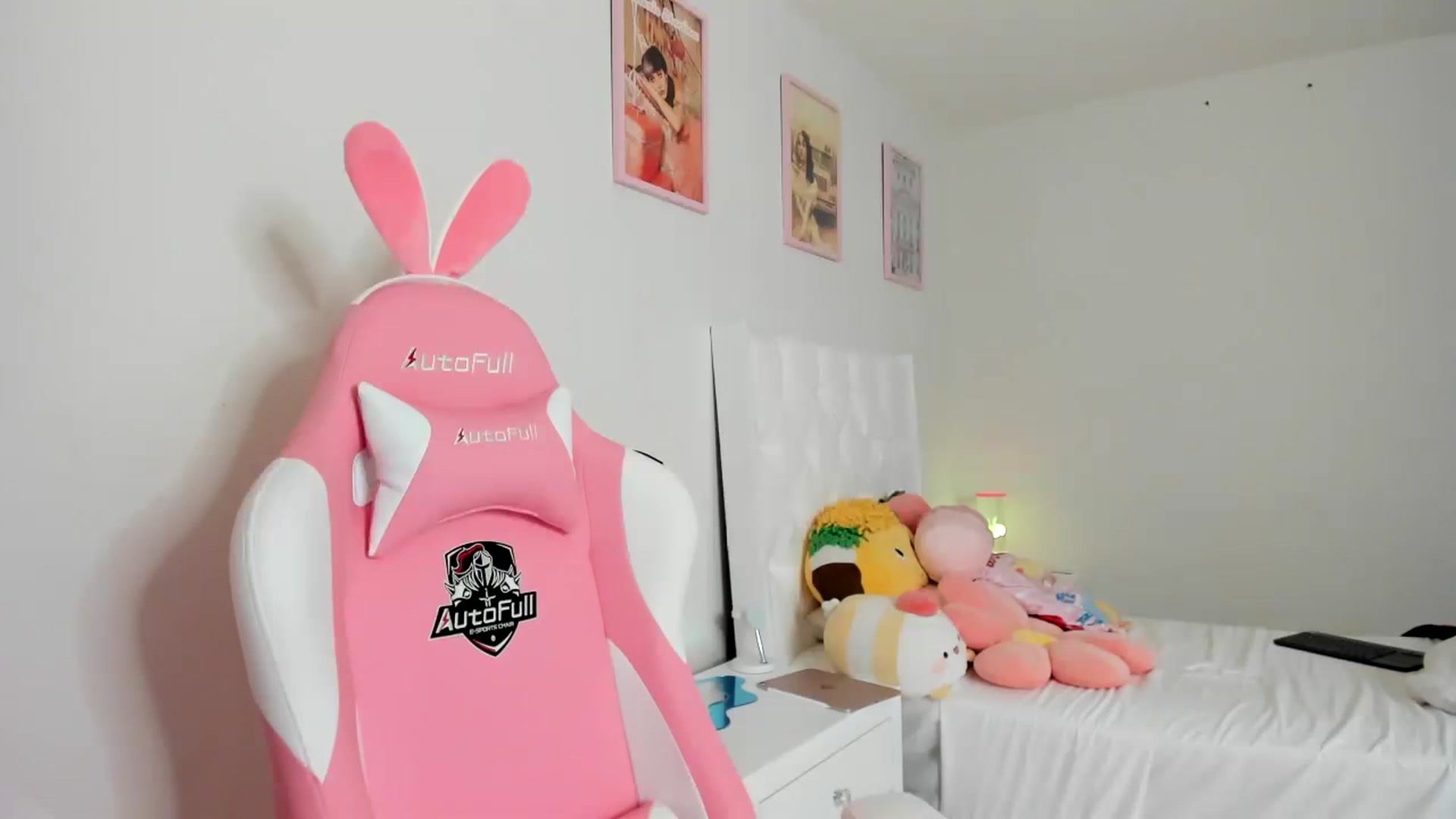 Gallery image thumbnail from Cherrycute666's myfreecams stream on, 03/22/2023, 14:31 image 14 of 20