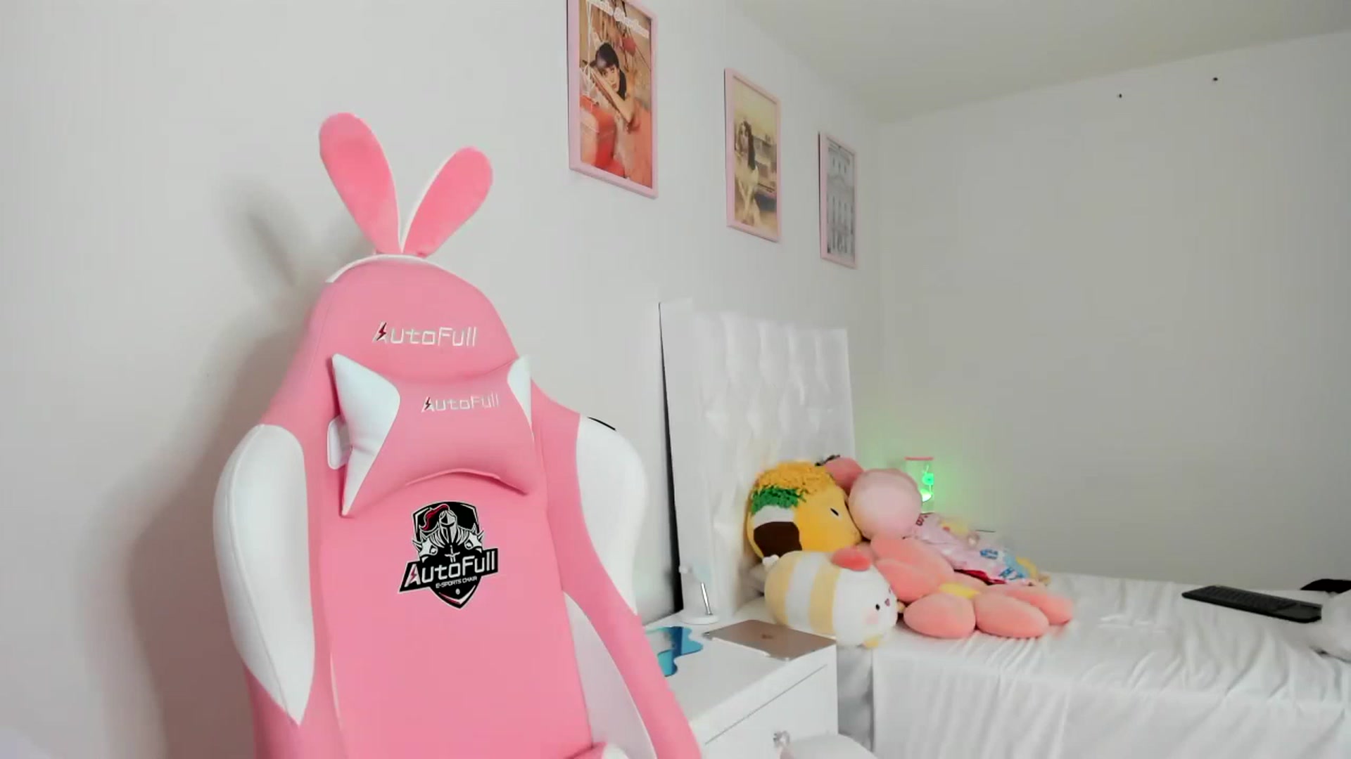 Gallery image thumbnail from Cherrycute666's myfreecams stream on, 03/22/2023, 14:31 image 15 of 20