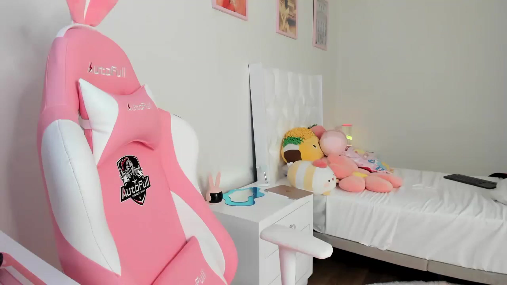 Gallery image thumbnail from Cherrycute666's myfreecams stream on, 03/22/2023, 16:09 image 5 of 20