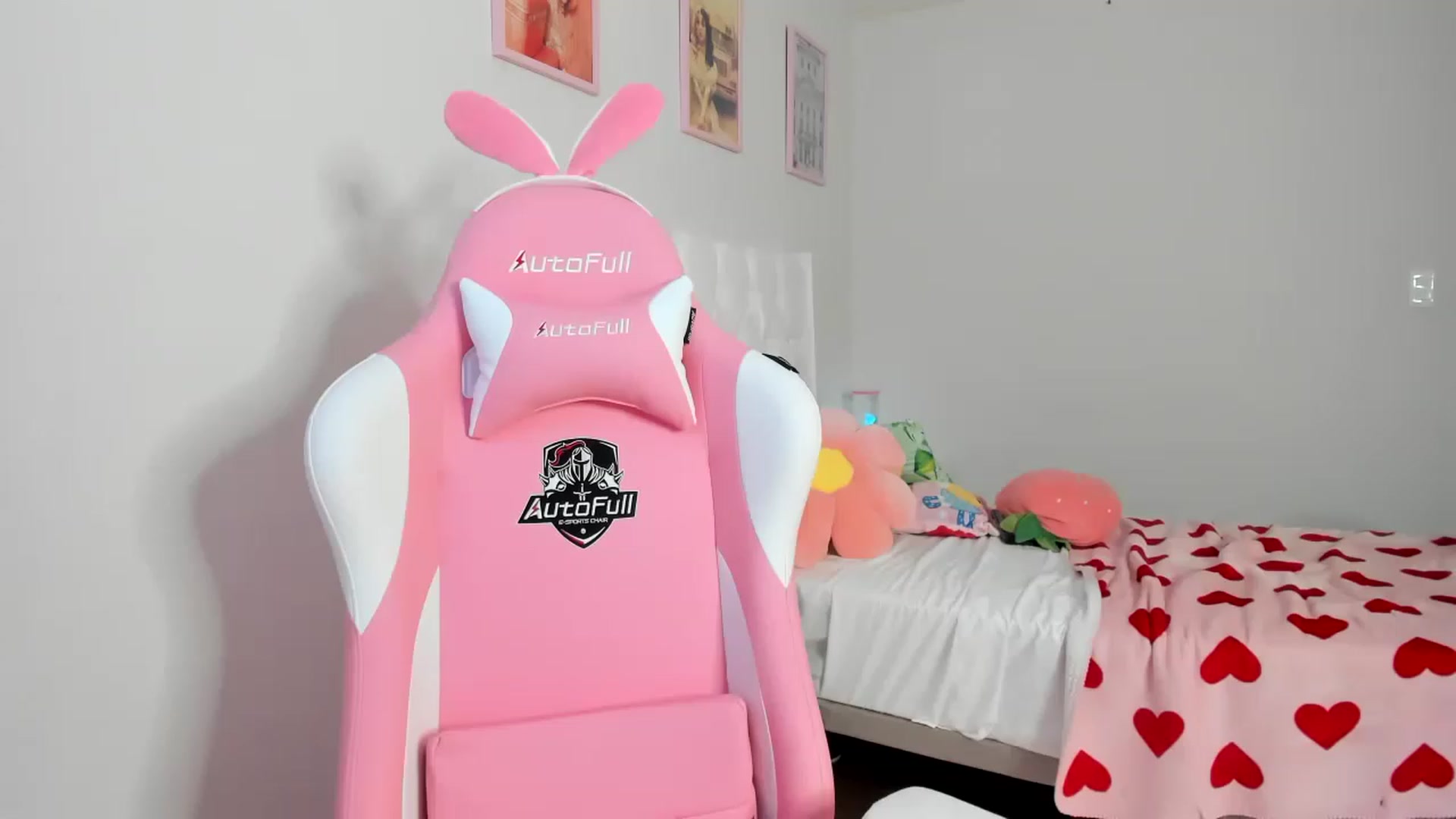 Gallery image thumbnail from Cherrycute666's myfreecams stream on, 03/24/2023, 13:46 image 1 of 20