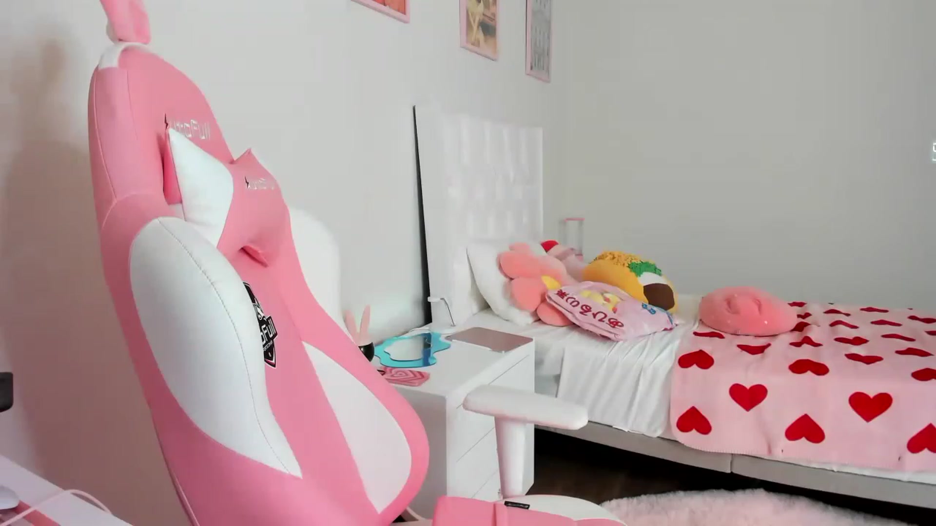 Gallery image thumbnail from Cherrycute666's myfreecams stream on, 03/25/2023, 16:38 image 5 of 20