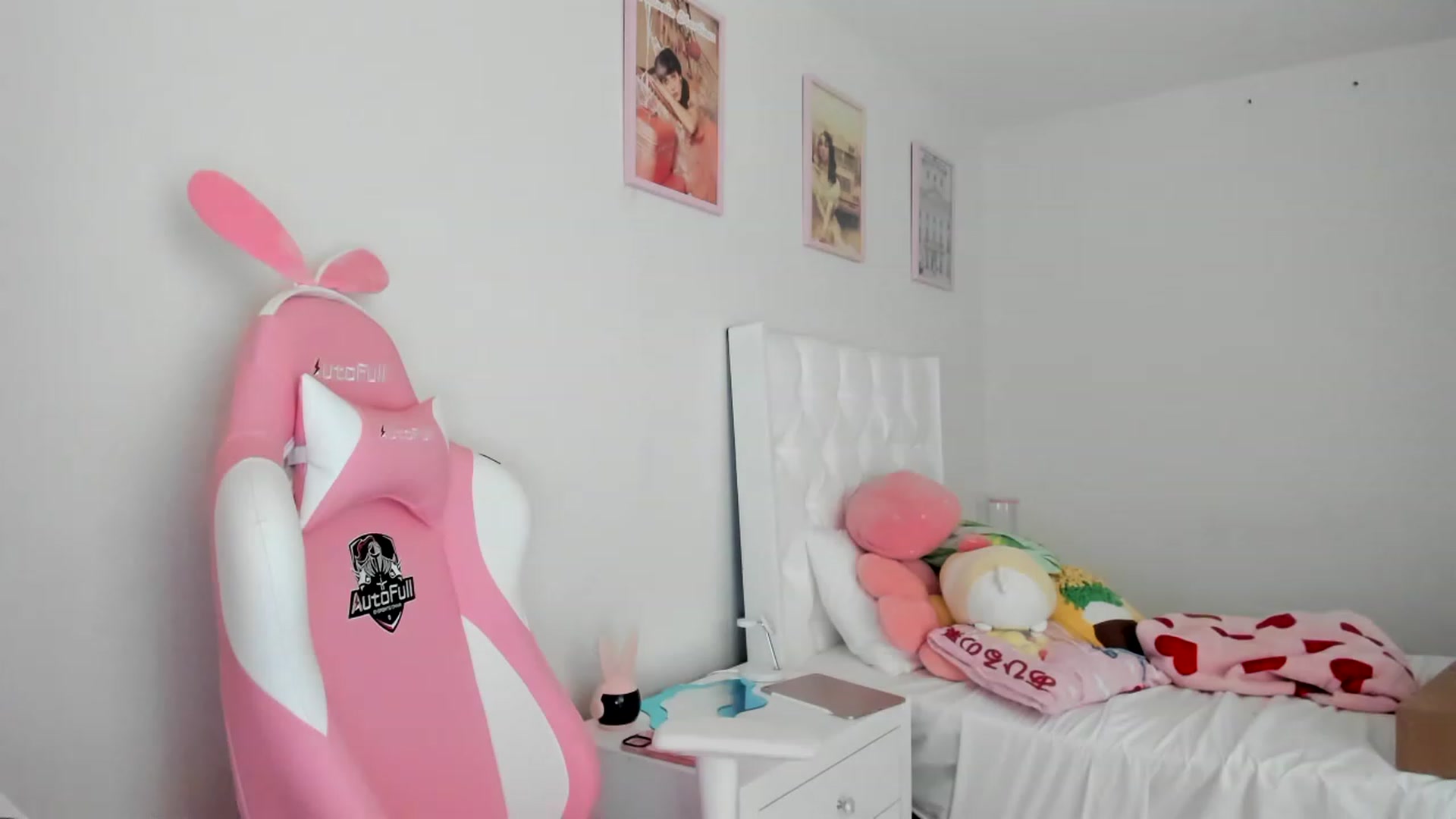 Gallery image thumbnail from Cherrycute666's myfreecams stream on, 03/26/2023, 04:43 image 1 of 20