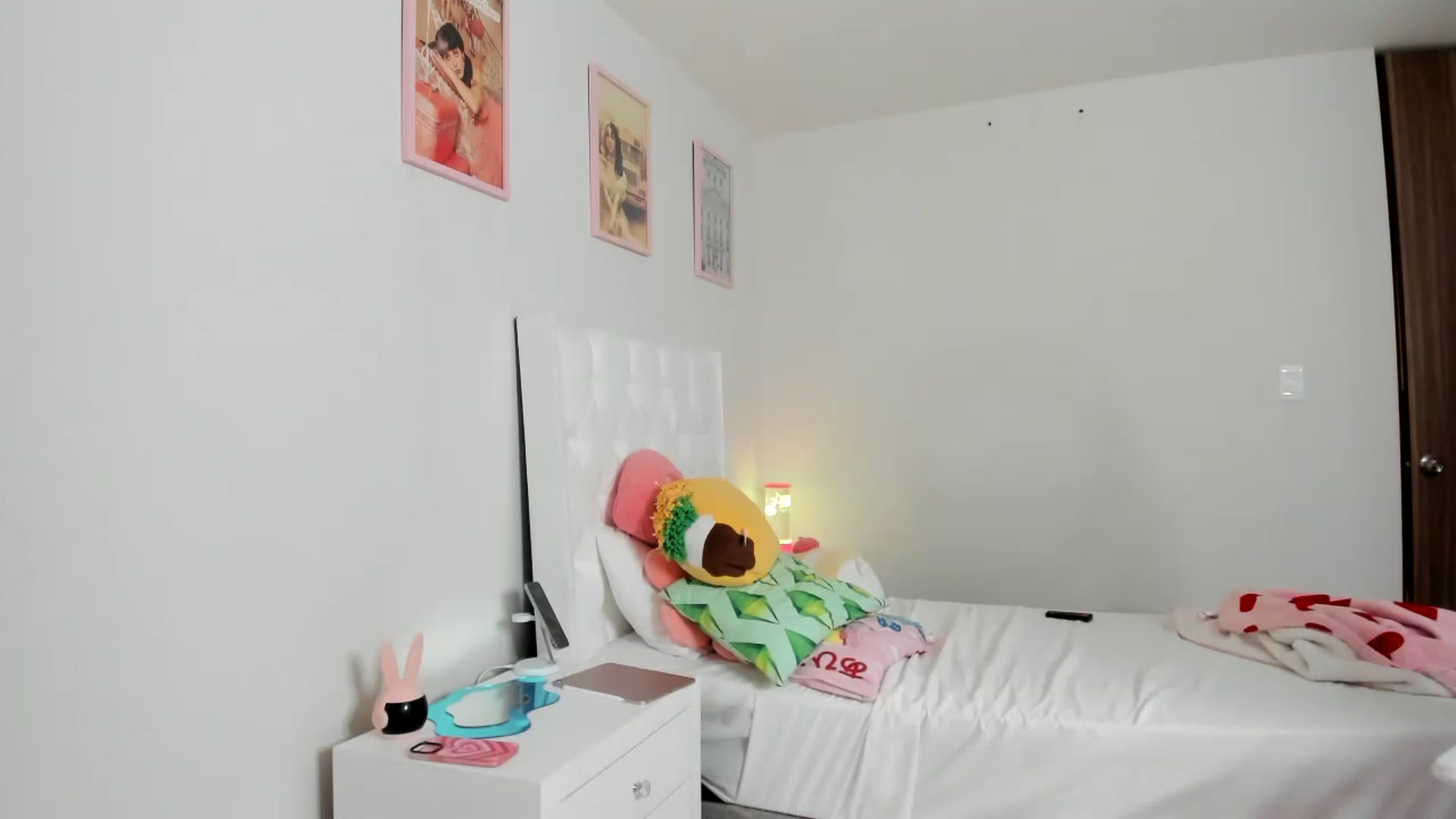 Gallery image thumbnail from Cherrycute666's myfreecams stream on, 03/27/2023, 06:25 image 13 of 20