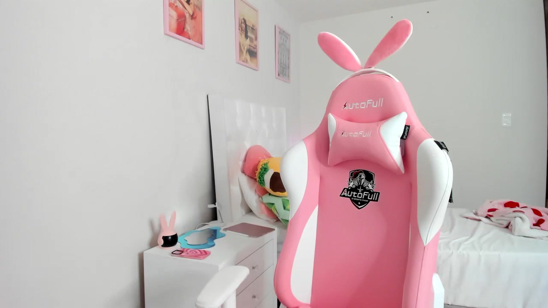Gallery image thumbnail from Cherrycute666's myfreecams stream on, 03/27/2023, 07:51 image 15 of 20