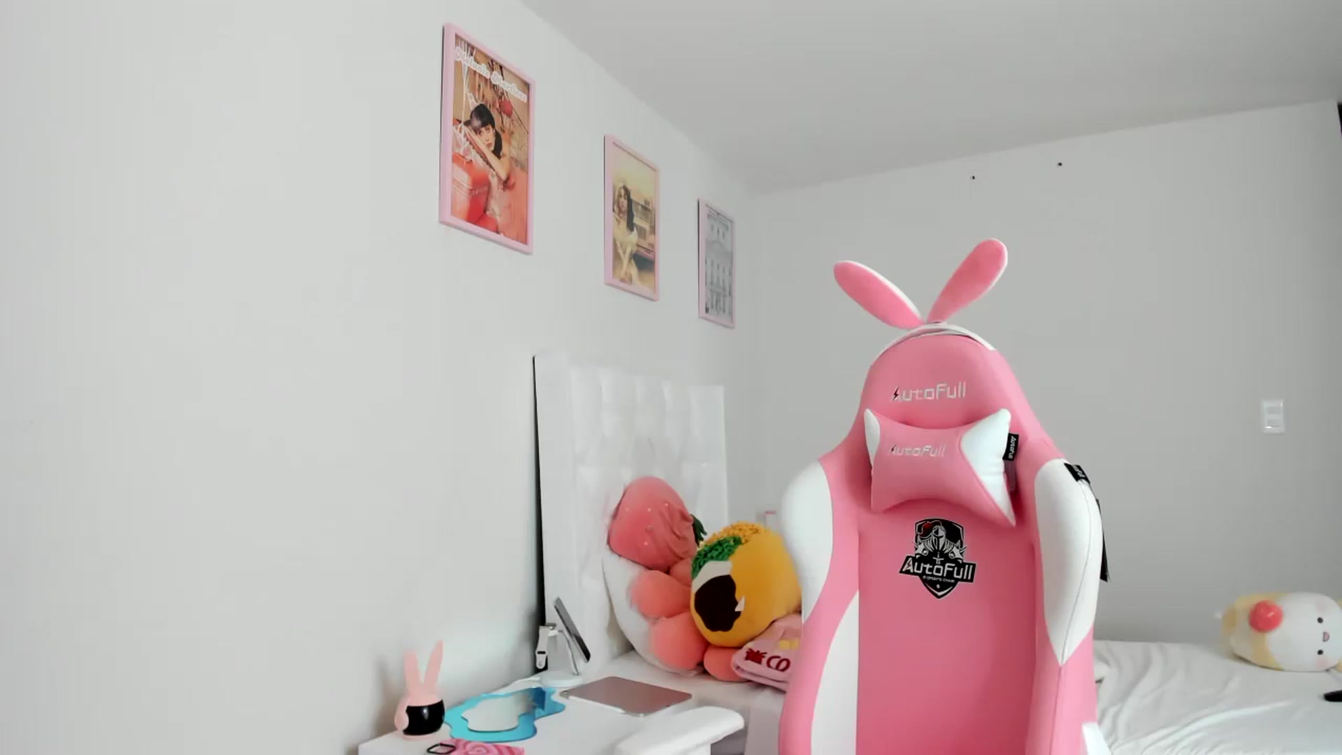 Gallery image thumbnail from Cherrycute666's myfreecams stream on, 03/27/2023, 18:29 image 12 of 20