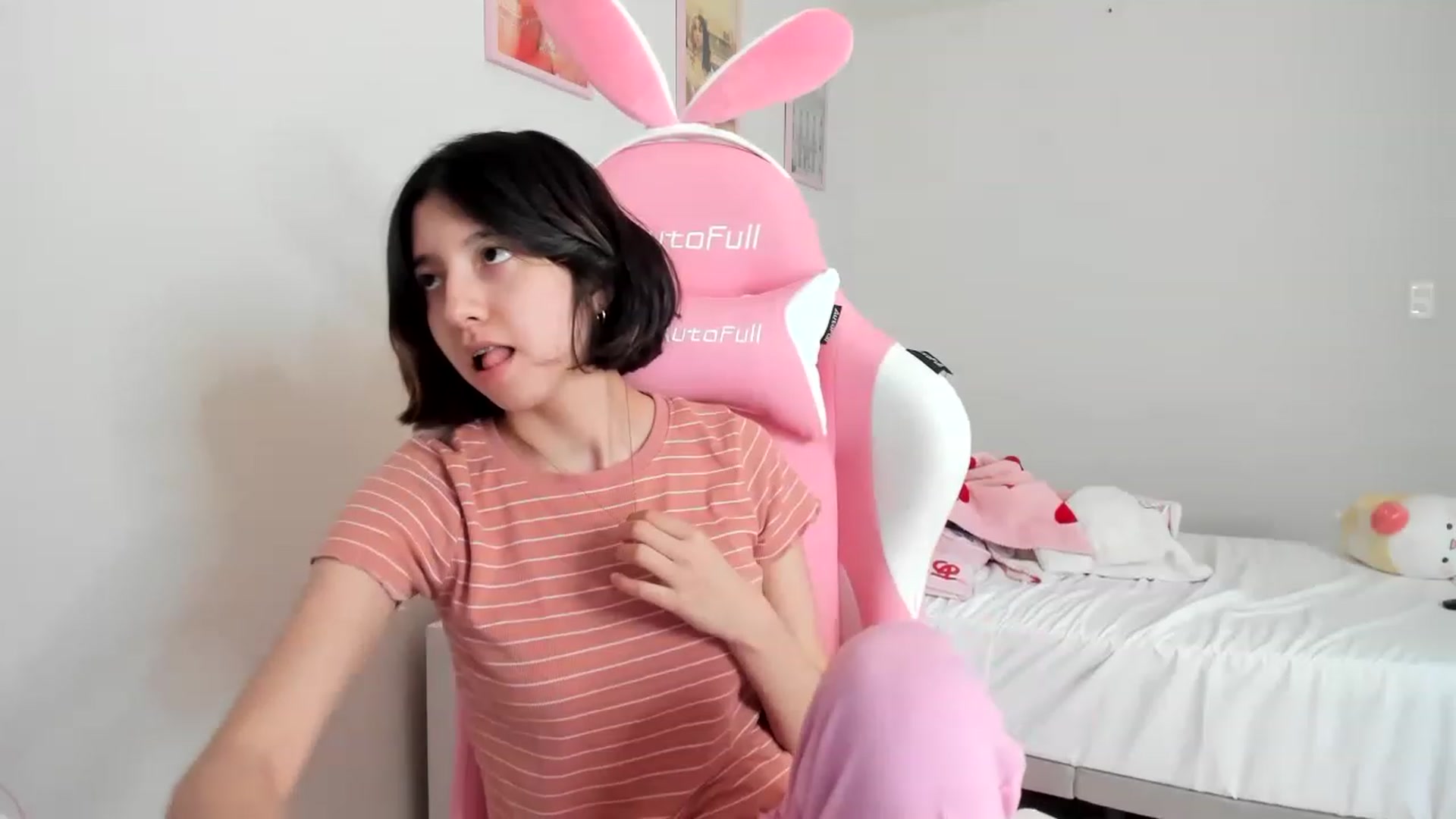 Gallery image thumbnail from Cherrycute666's myfreecams stream on, 03/27/2023, 20:31 image 7 of 20