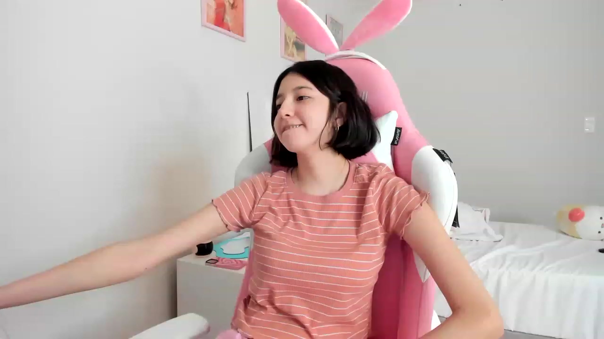 Gallery image thumbnail from Cherrycute666's myfreecams stream on, 03/27/2023, 20:31 image 6 of 20
