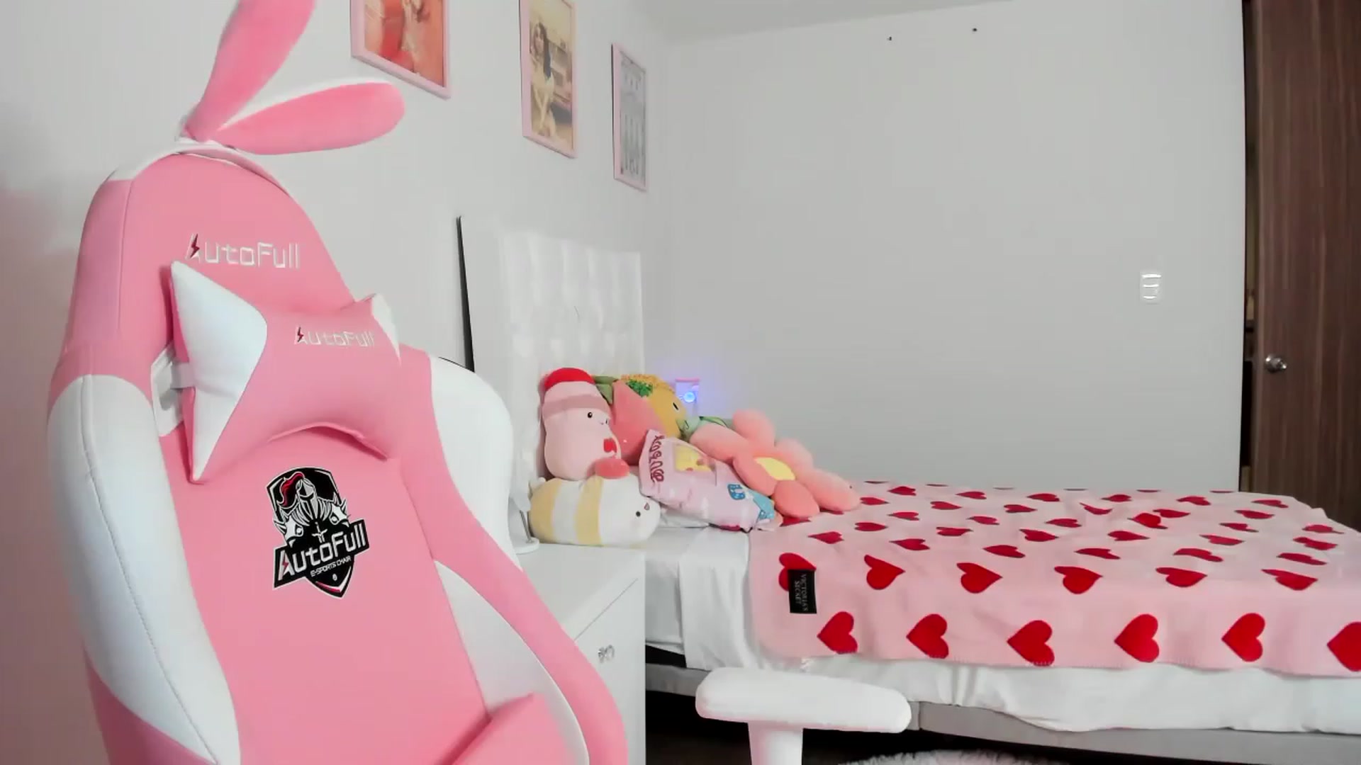 Gallery image thumbnail from Cherrycute666's myfreecams stream on, 03/28/2023, 07:45 image 3 of 20