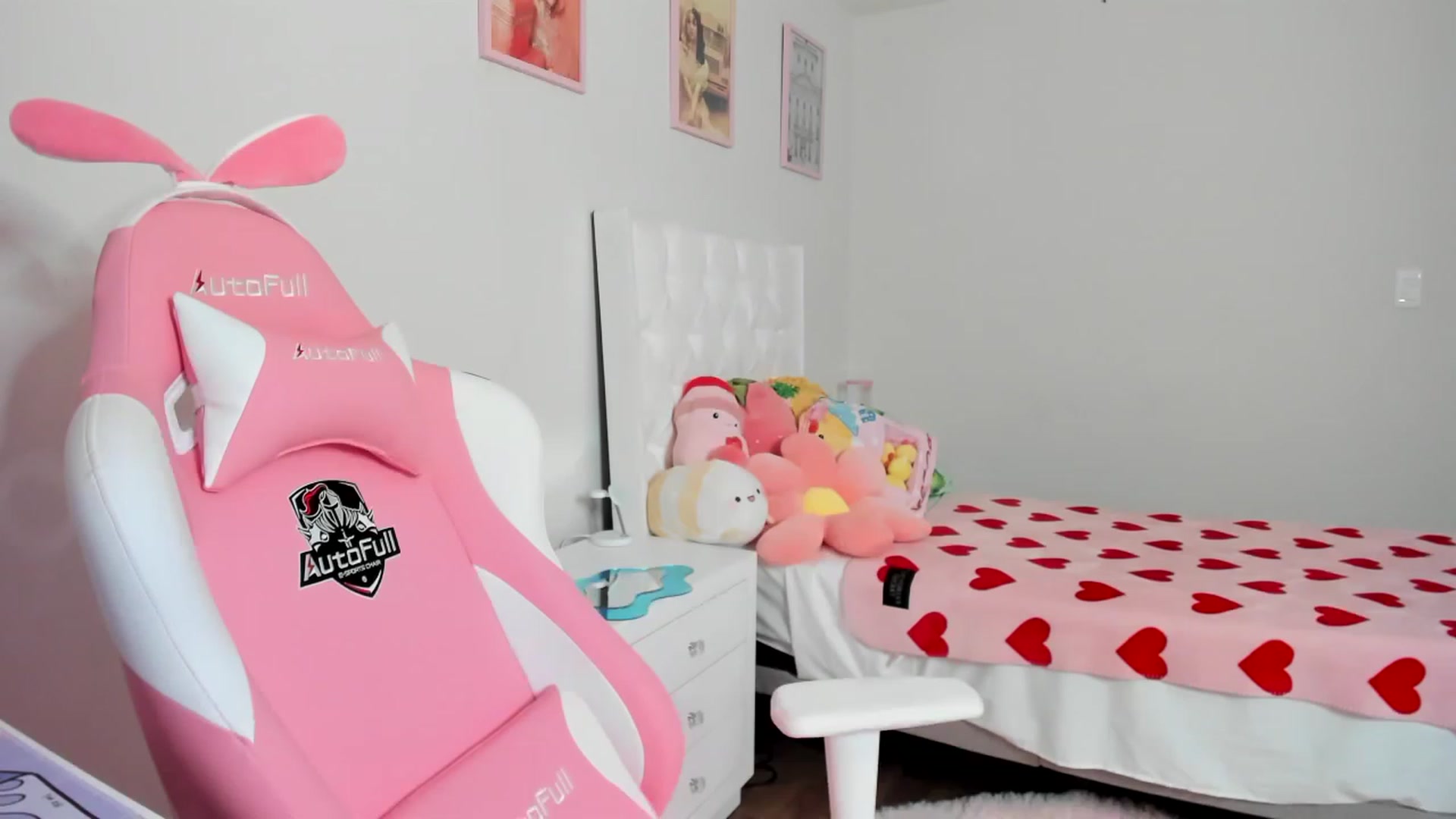 Gallery image thumbnail from Cherrycute666's myfreecams stream on, 03/29/2023, 05:42 image 15 of 20