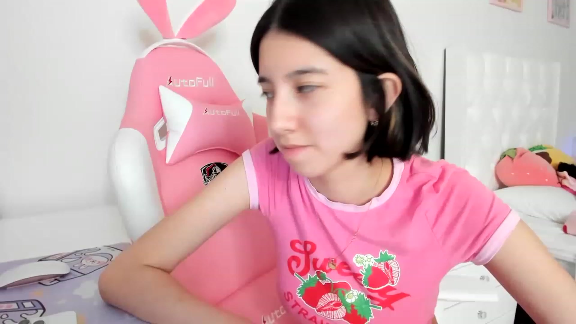 Gallery image thumbnail from Cherrycute666's myfreecams stream on, 03/29/2023, 22:21 image 14 of 20