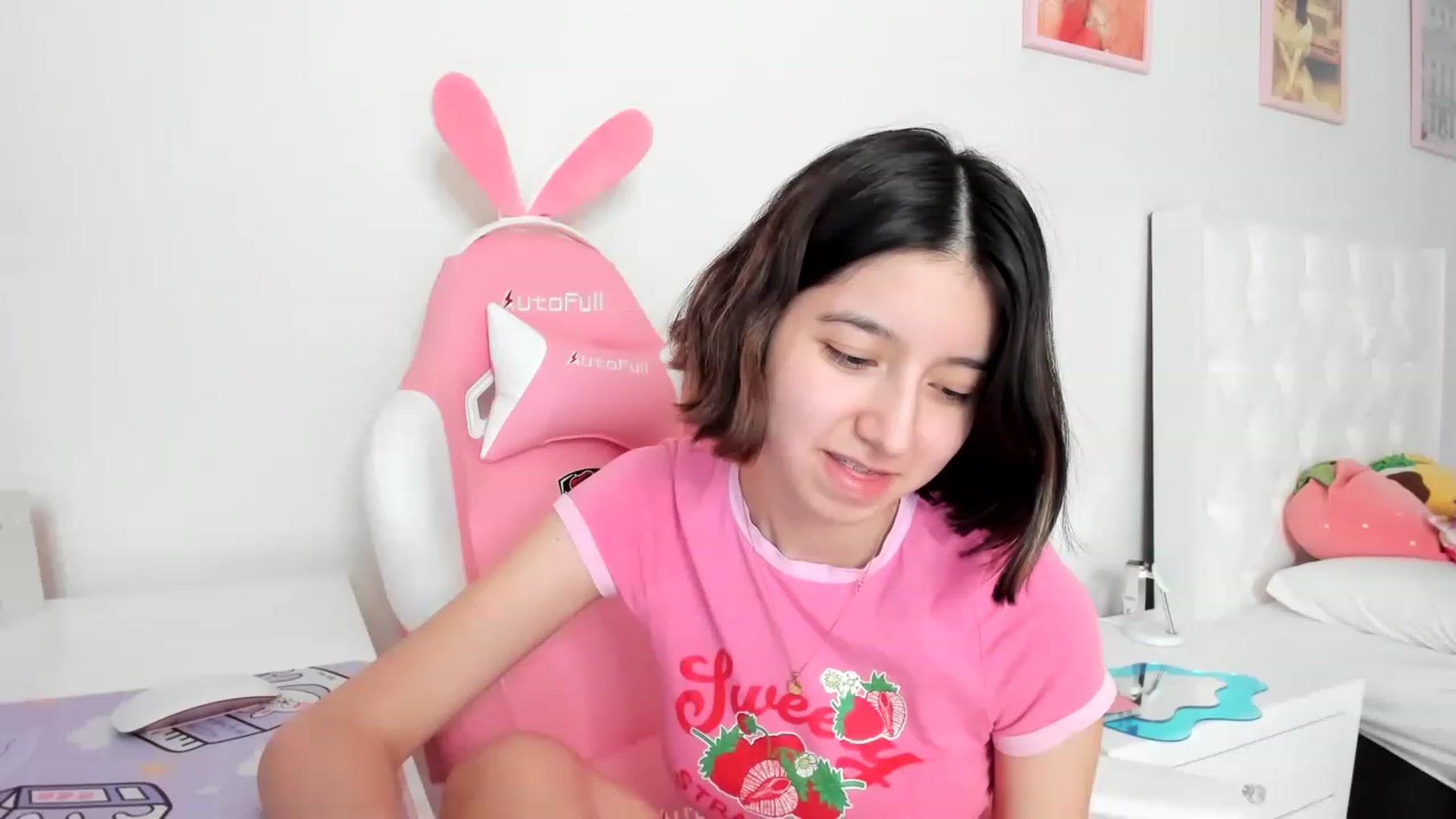 Gallery image thumbnail from Cherrycute666's myfreecams stream on, 03/29/2023, 22:21 image 1 of 20