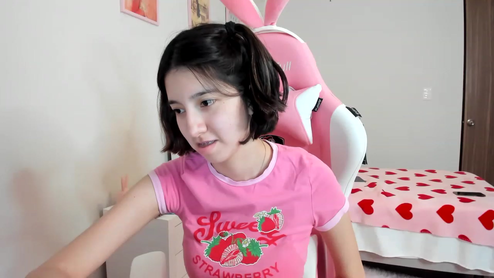 Gallery image thumbnail from Cherrycute666's myfreecams stream on, 03/30/2023, 06:50 image 11 of 20