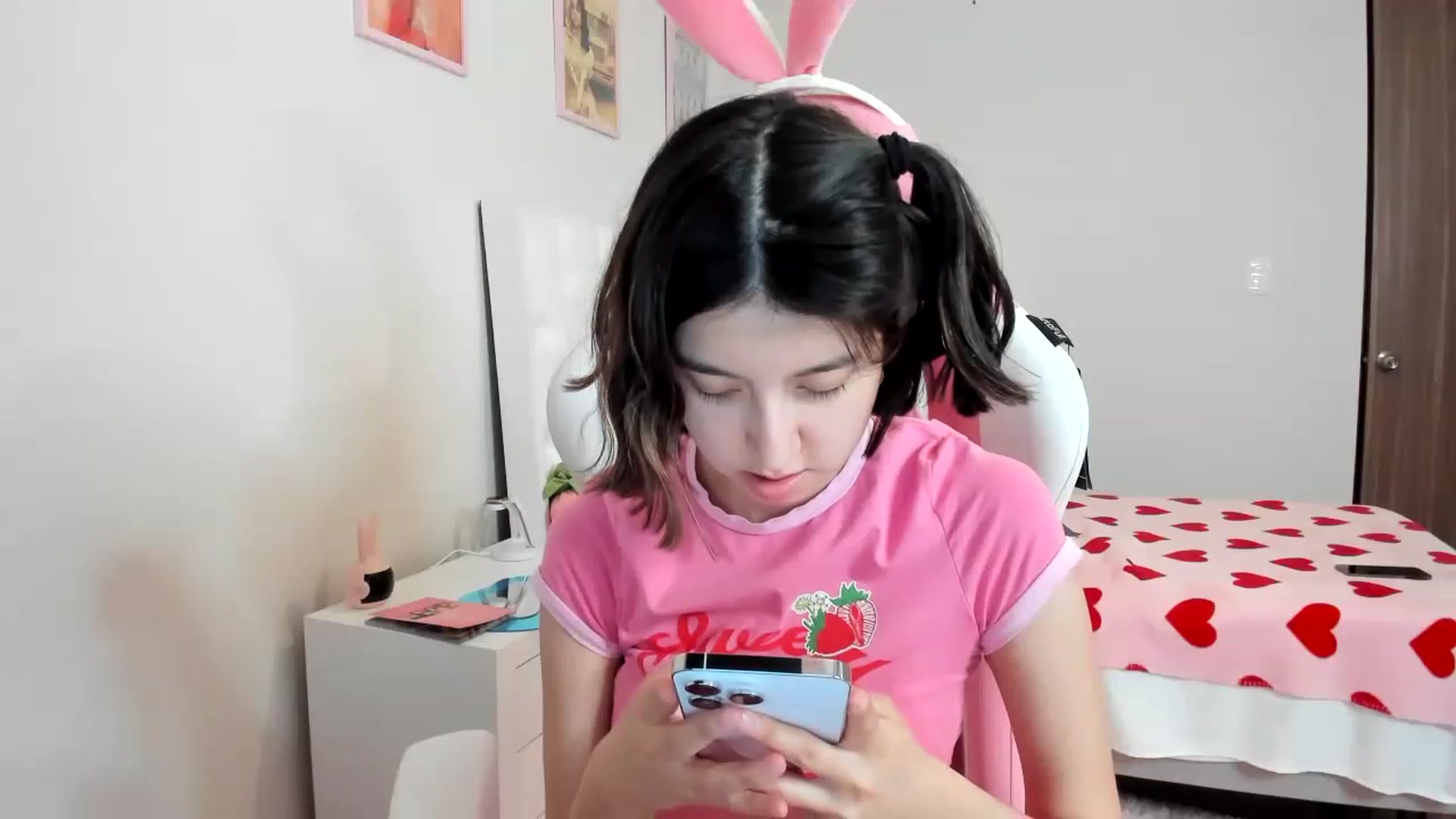 Gallery image thumbnail from Cherrycute666's myfreecams stream on, 03/30/2023, 06:50 image 10 of 20
