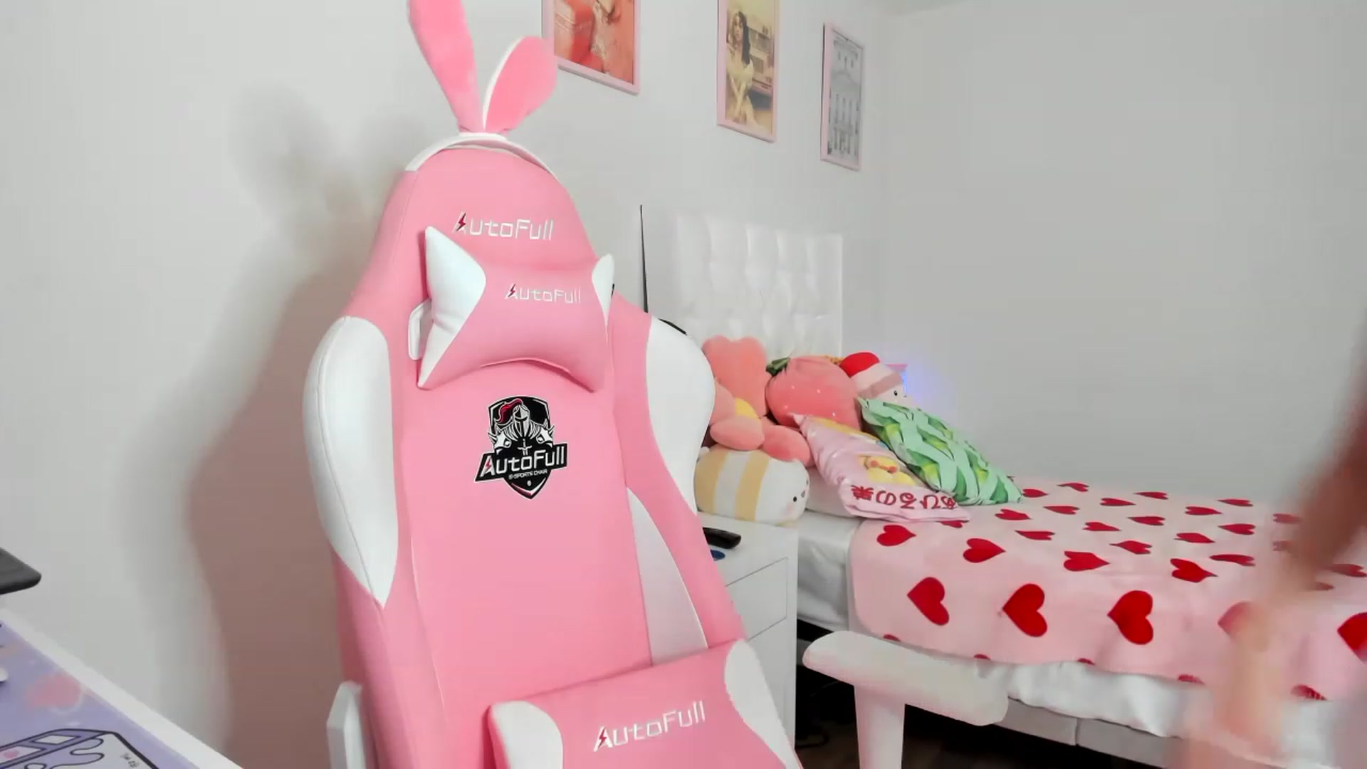 Gallery image thumbnail from Cherrycute666's myfreecams stream on, 04/01/2023, 07:42 image 6 of 20