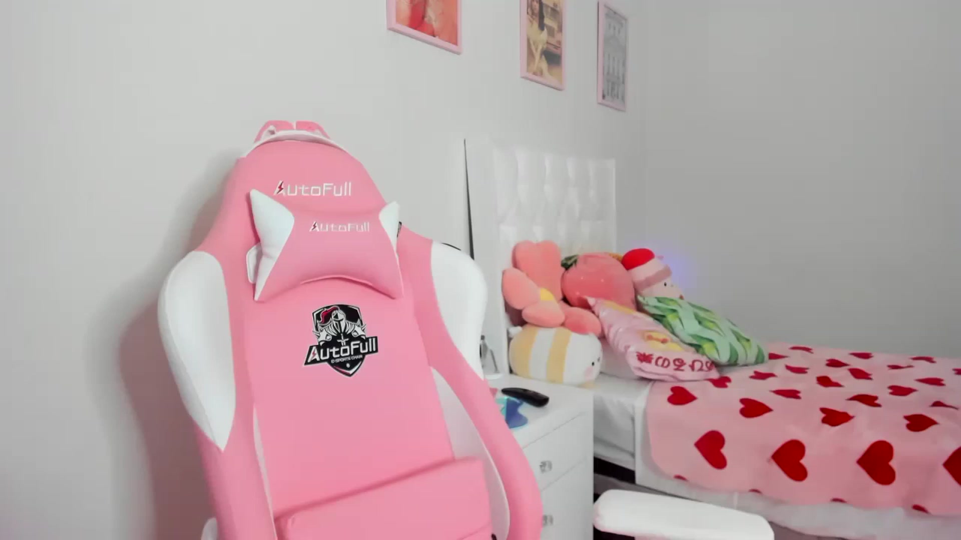 Gallery image thumbnail from Cherrycute666's myfreecams stream on, 04/01/2023, 11:44 image 7 of 20
