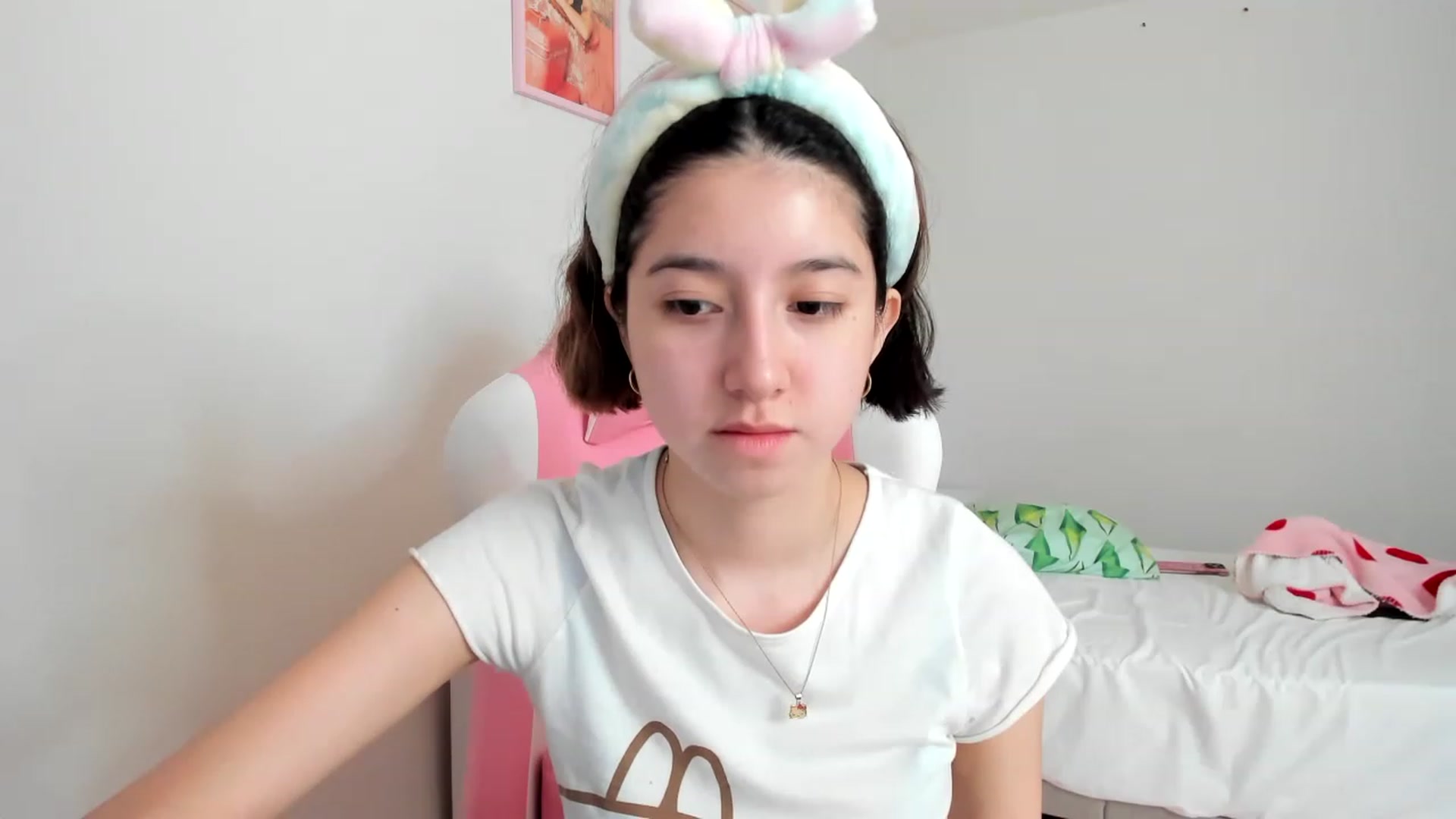Gallery image thumbnail from Cherrycute666's myfreecams stream on, 04/01/2023, 17:27 image 14 of 20