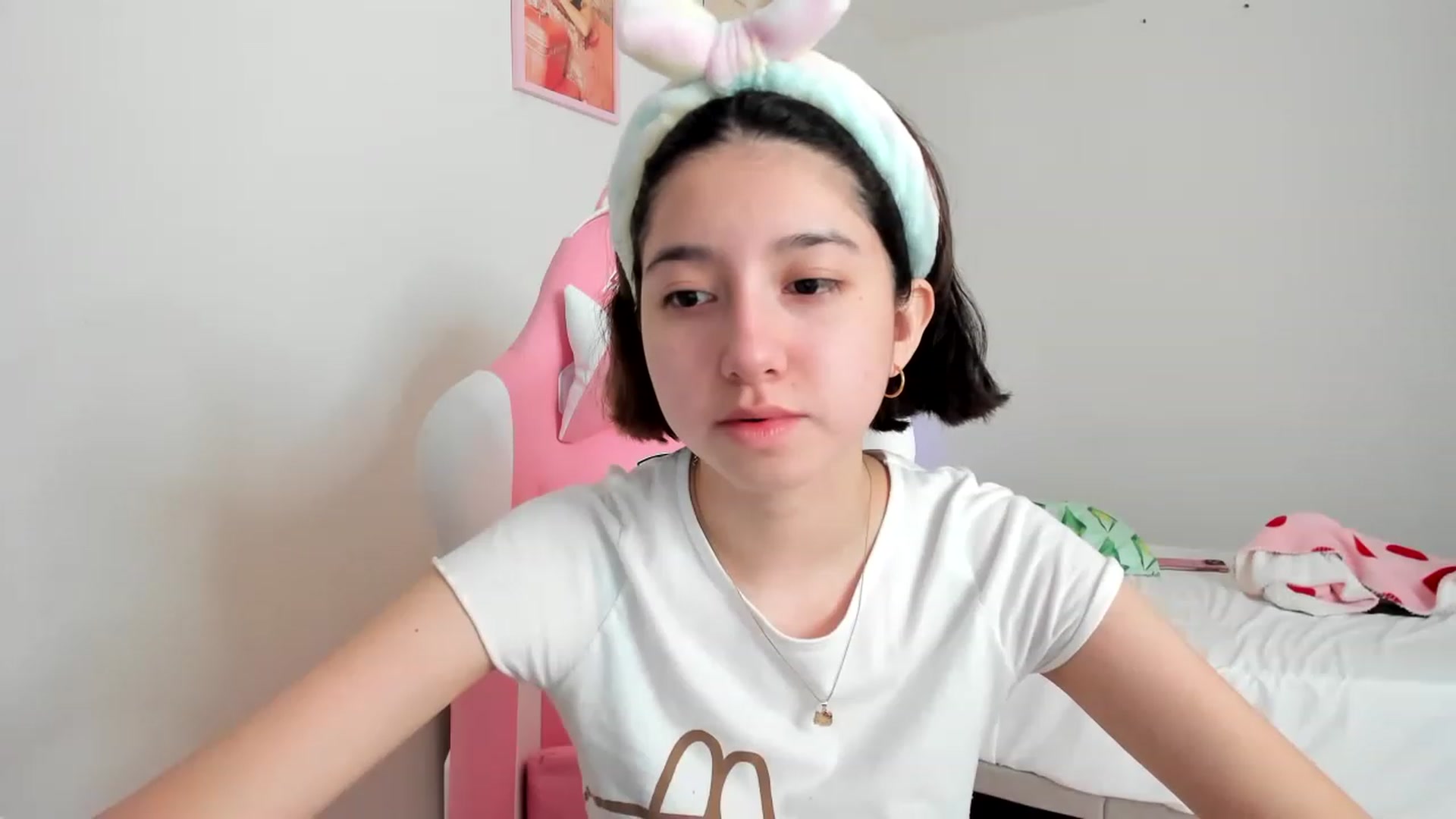 Gallery image thumbnail from Cherrycute666's myfreecams stream on, 04/01/2023, 17:27 image 17 of 20