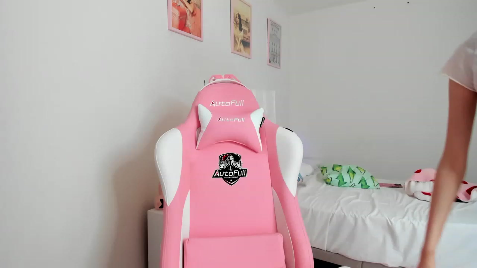 Gallery image thumbnail from Cherrycute666's myfreecams stream on, 04/01/2023, 17:27 image 10 of 20