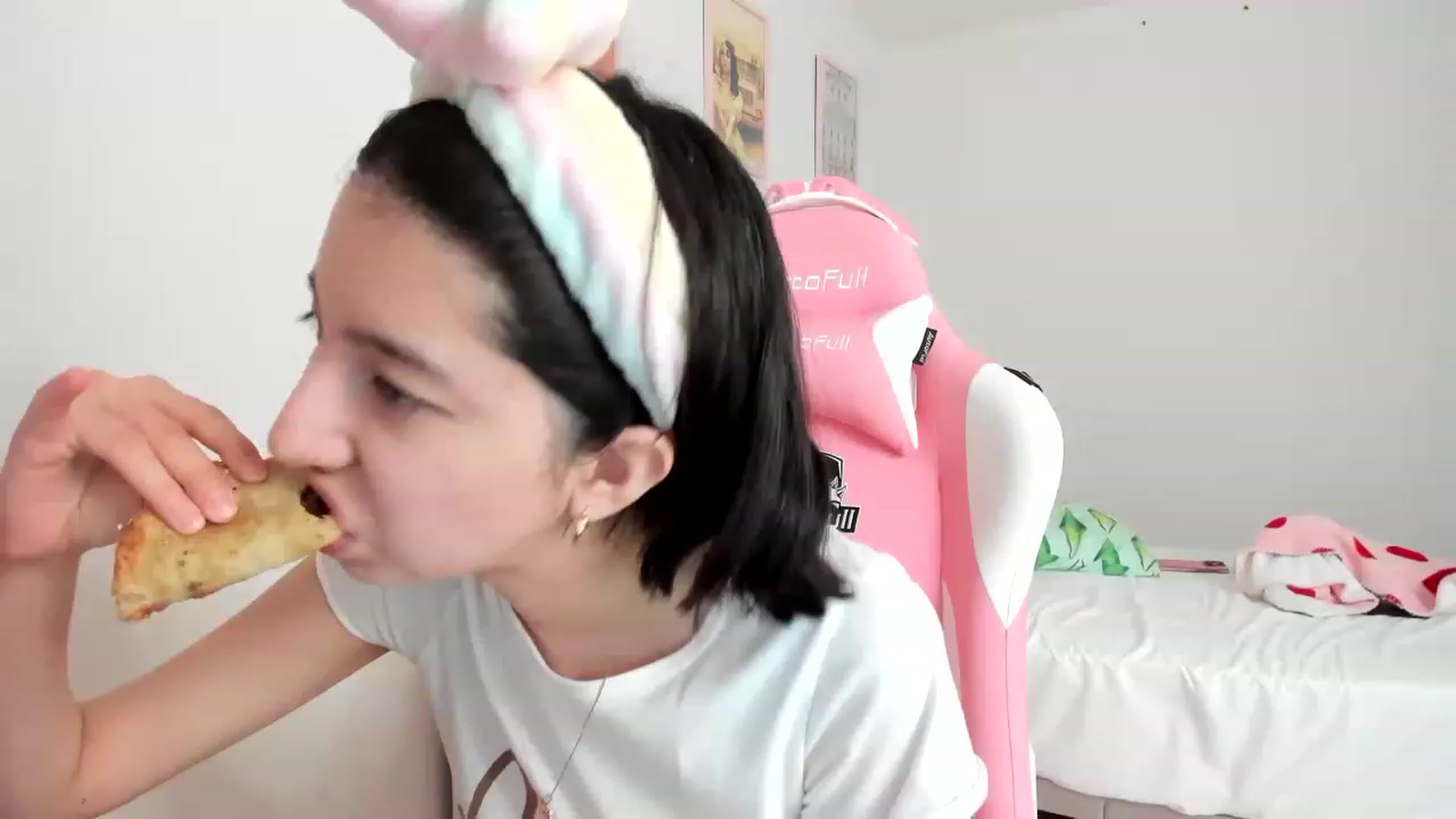 Gallery image thumbnail from Cherrycute666's myfreecams stream on, 04/01/2023, 17:27 image 4 of 20