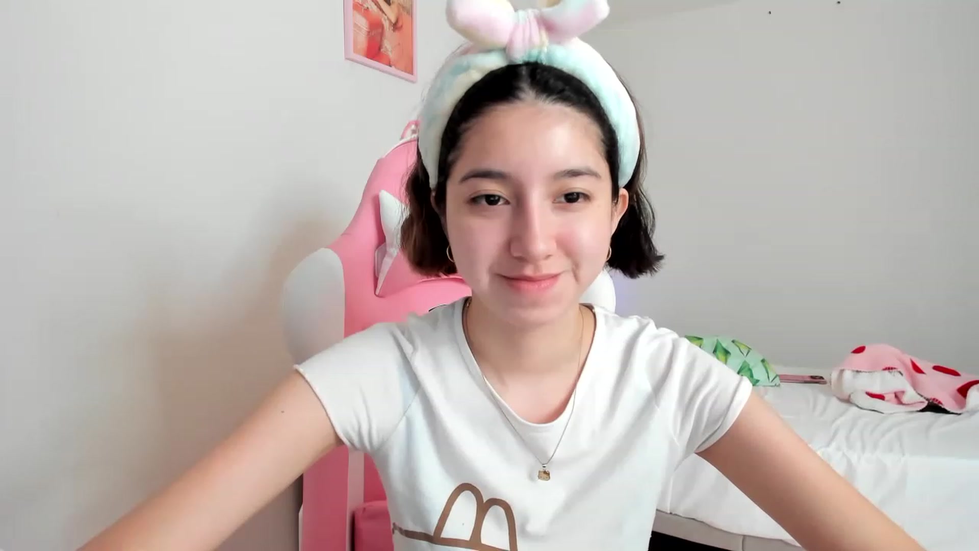 Gallery image thumbnail from Cherrycute666's myfreecams stream on, 04/01/2023, 17:27 image 20 of 20