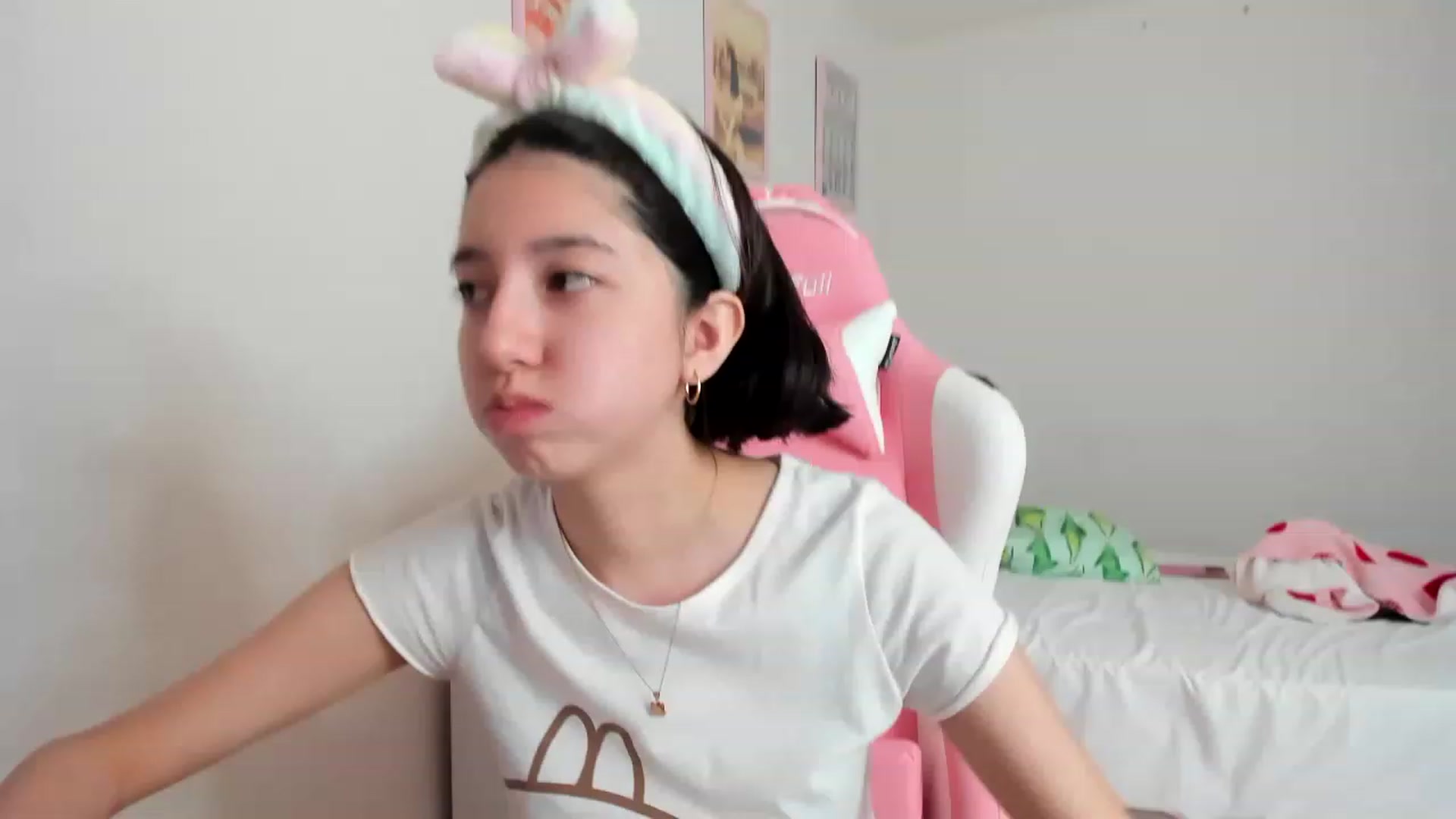 Gallery image thumbnail from Cherrycute666's myfreecams stream on, 04/01/2023, 17:27 image 6 of 20