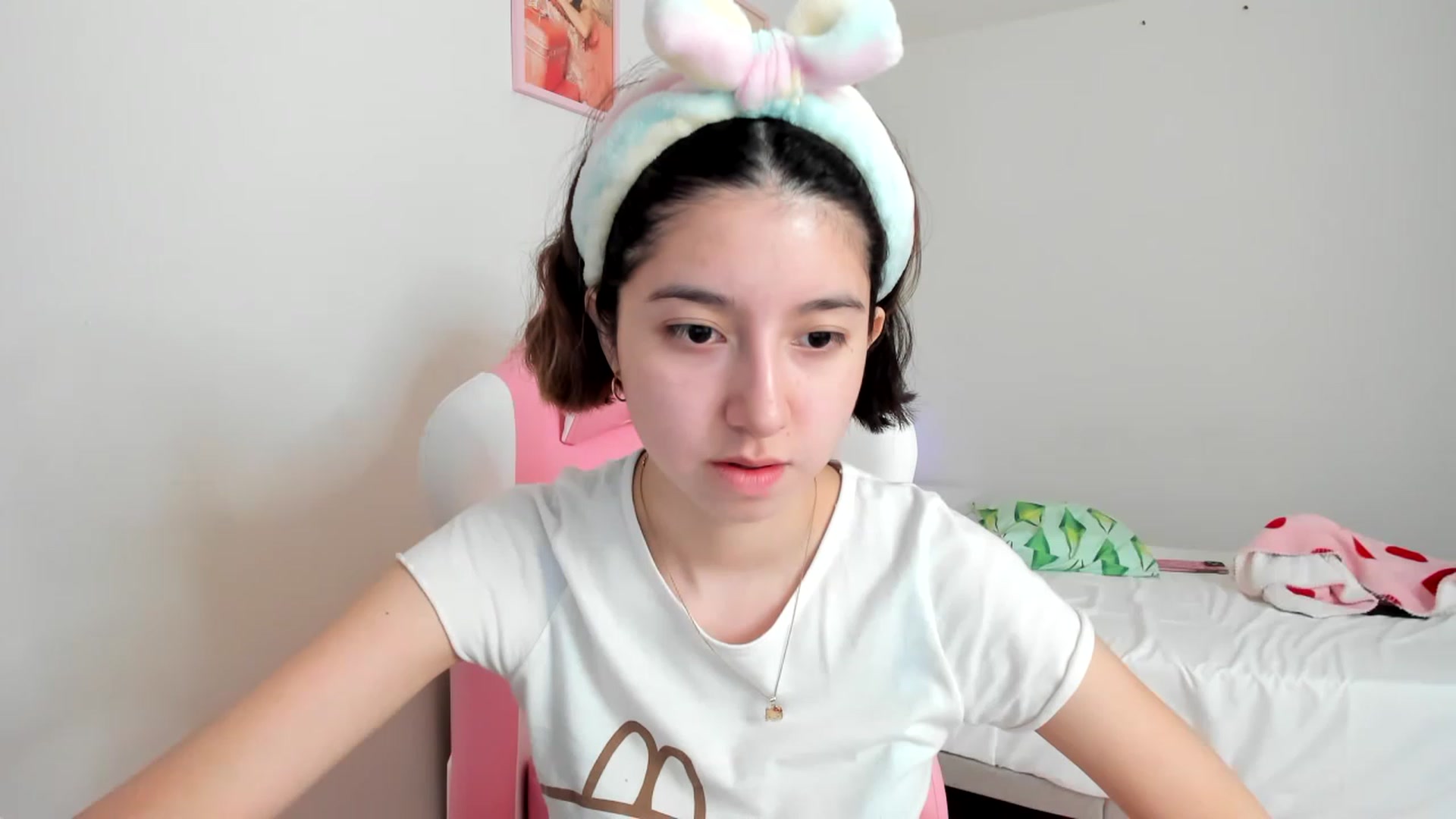 Gallery image thumbnail from Cherrycute666's myfreecams stream on, 04/01/2023, 17:27 image 15 of 20