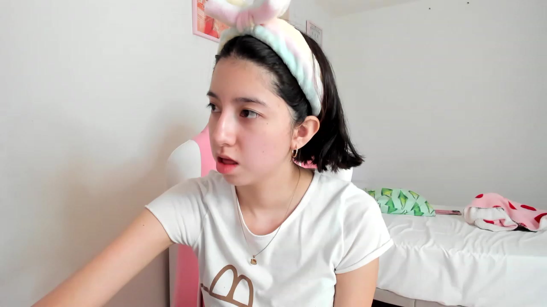 Gallery image thumbnail from Cherrycute666's myfreecams stream on, 04/01/2023, 17:27 image 11 of 20
